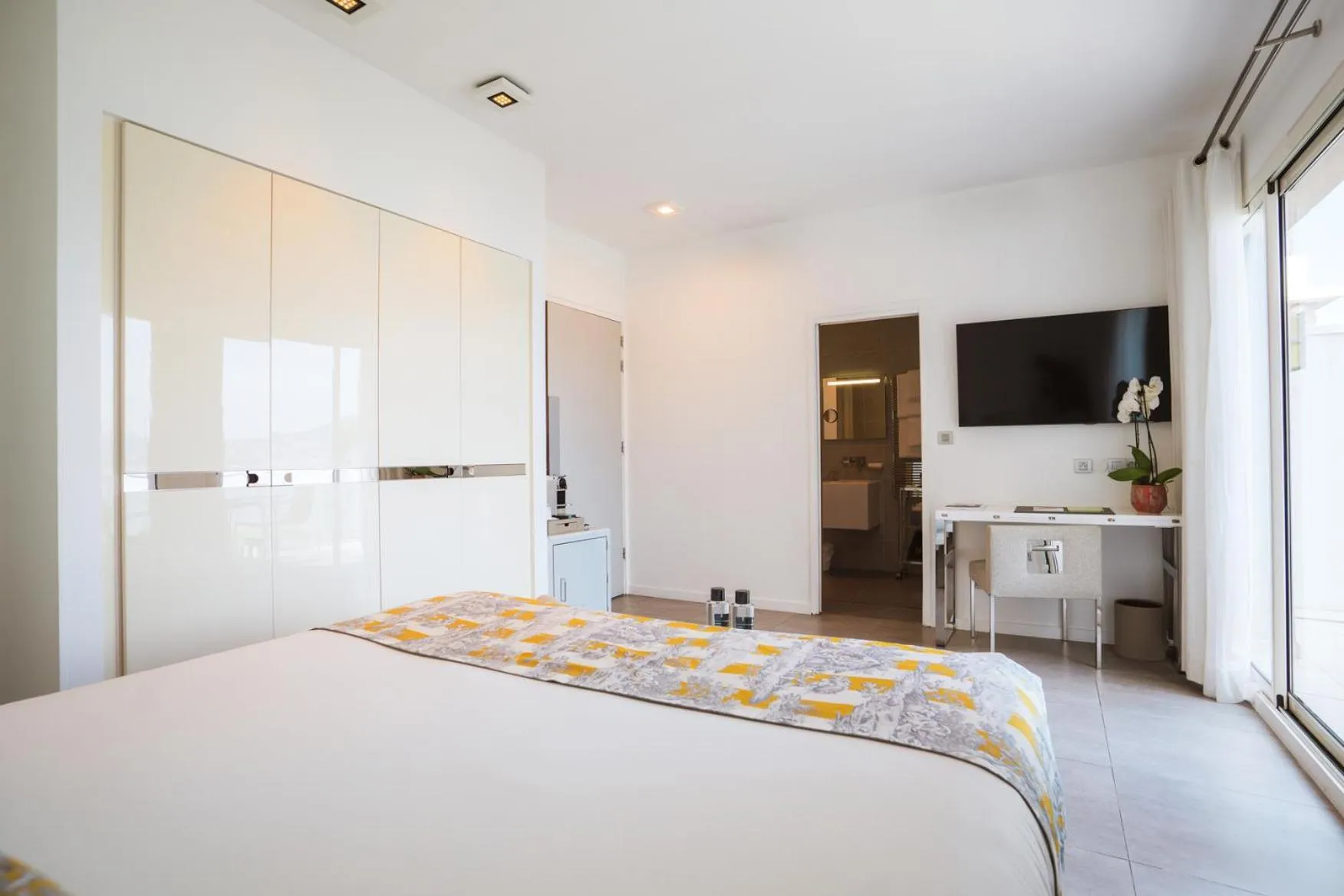 Bed in Kube Saint-Tropez