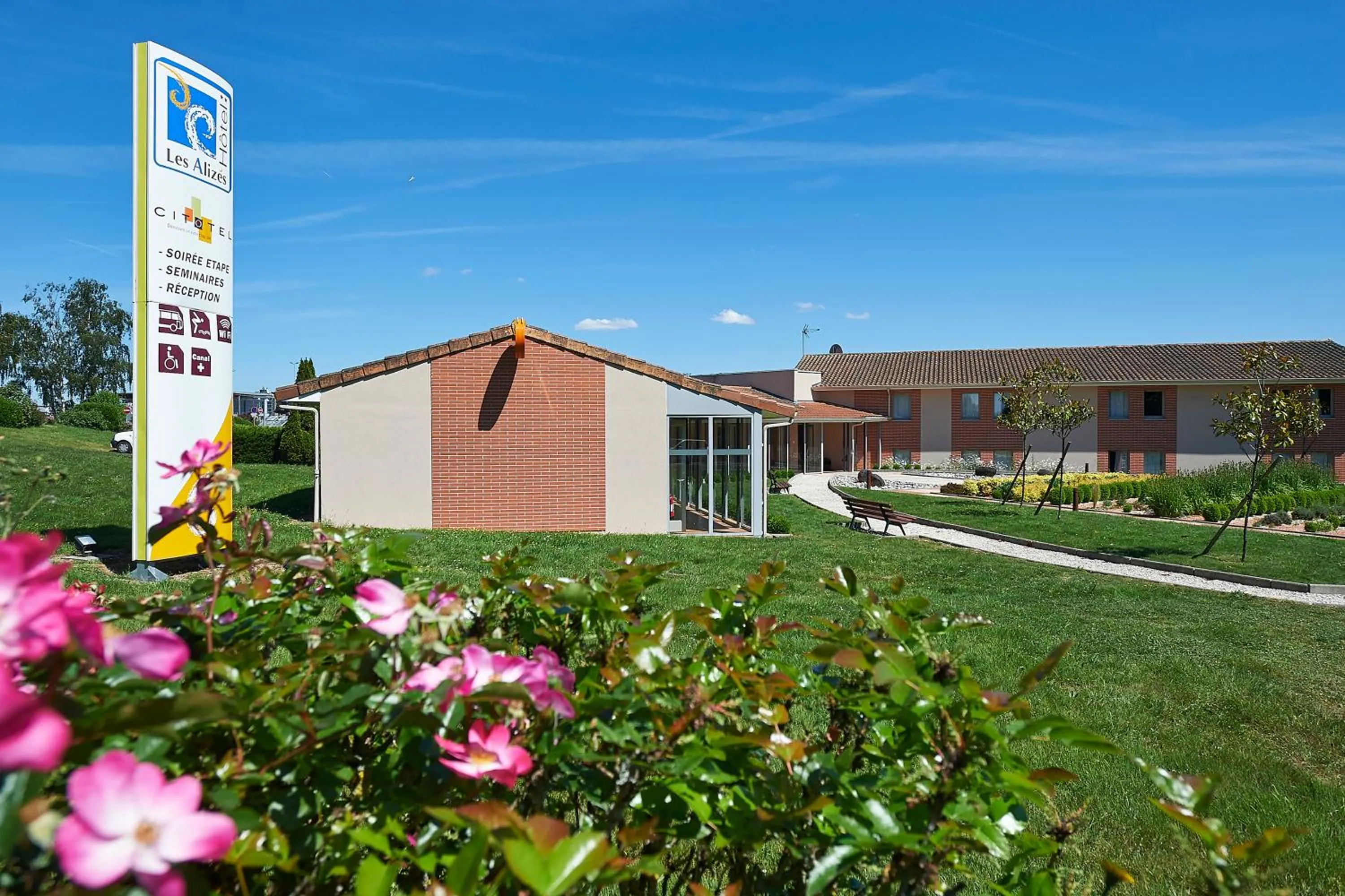 Facade/entrance in Cit'Hotel Les Alizés