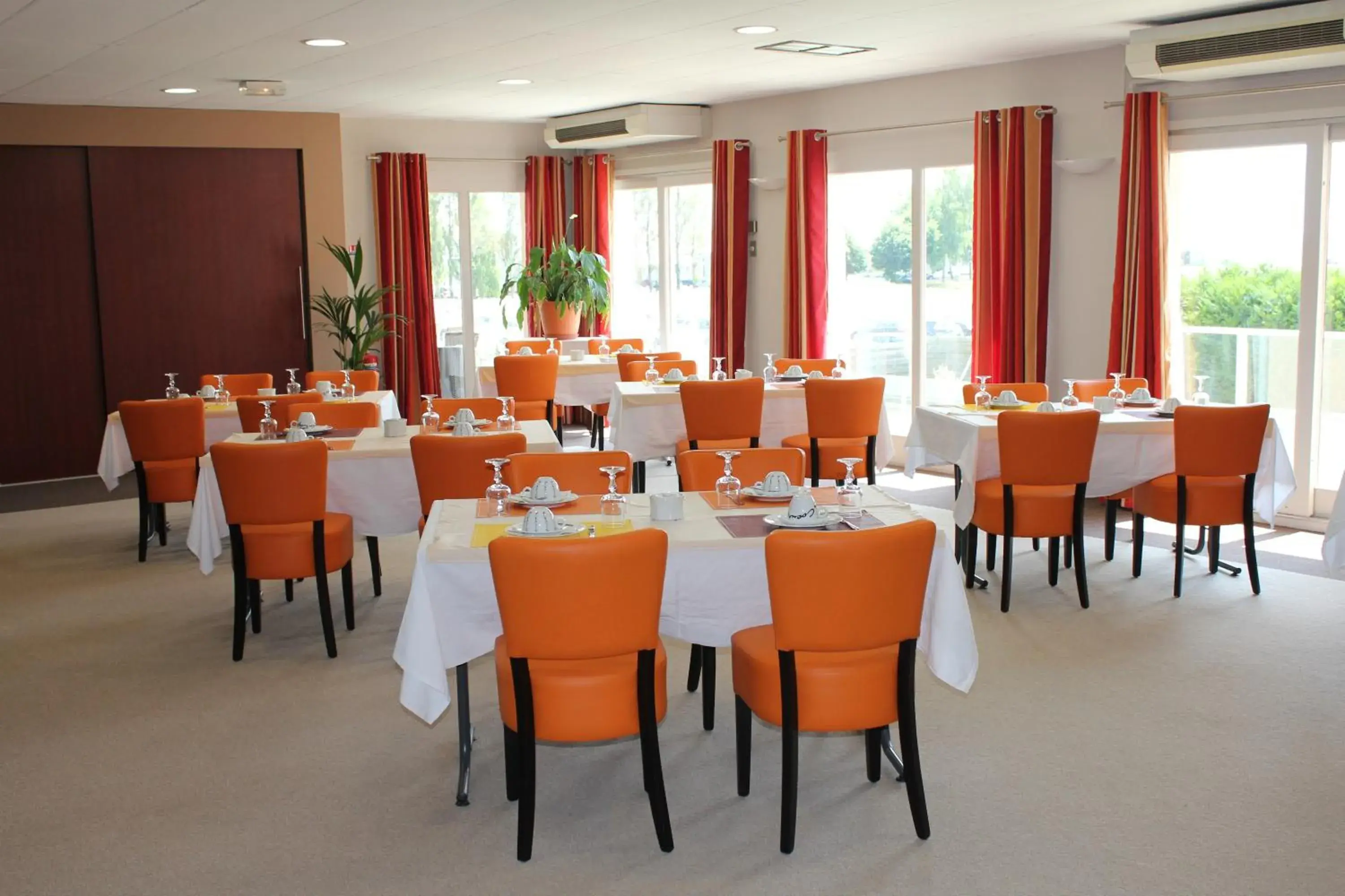 Restaurant/places to eat in Cit'Hotel Les Alizés Restaurant/places to eat in Cit'Hotel Les Alizés