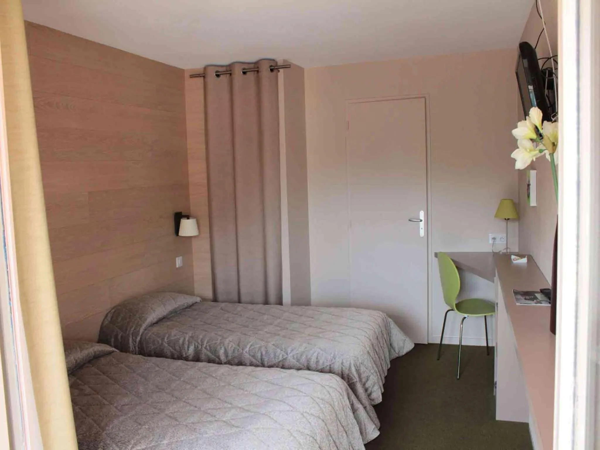 Bed in Cit'Hotel Les Alizés