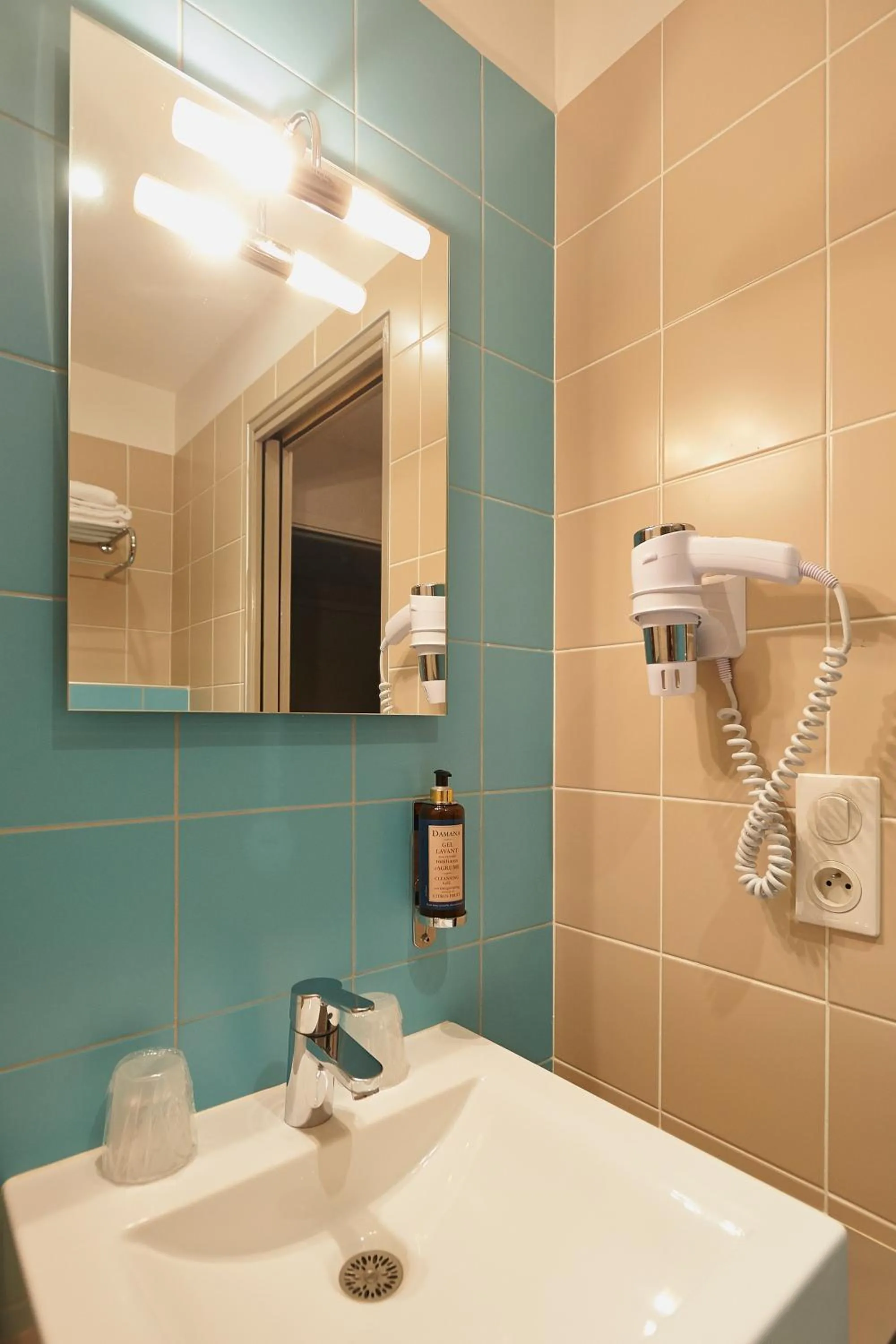 Bathroom in Cit'Hotel Les Alizés