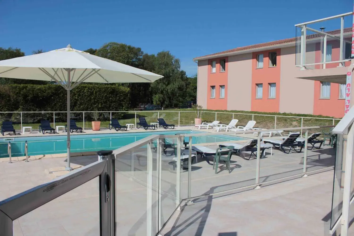 Swimming pool in Cit'Hotel Les Alizés Swimming pool in Cit'Hotel Les Alizés