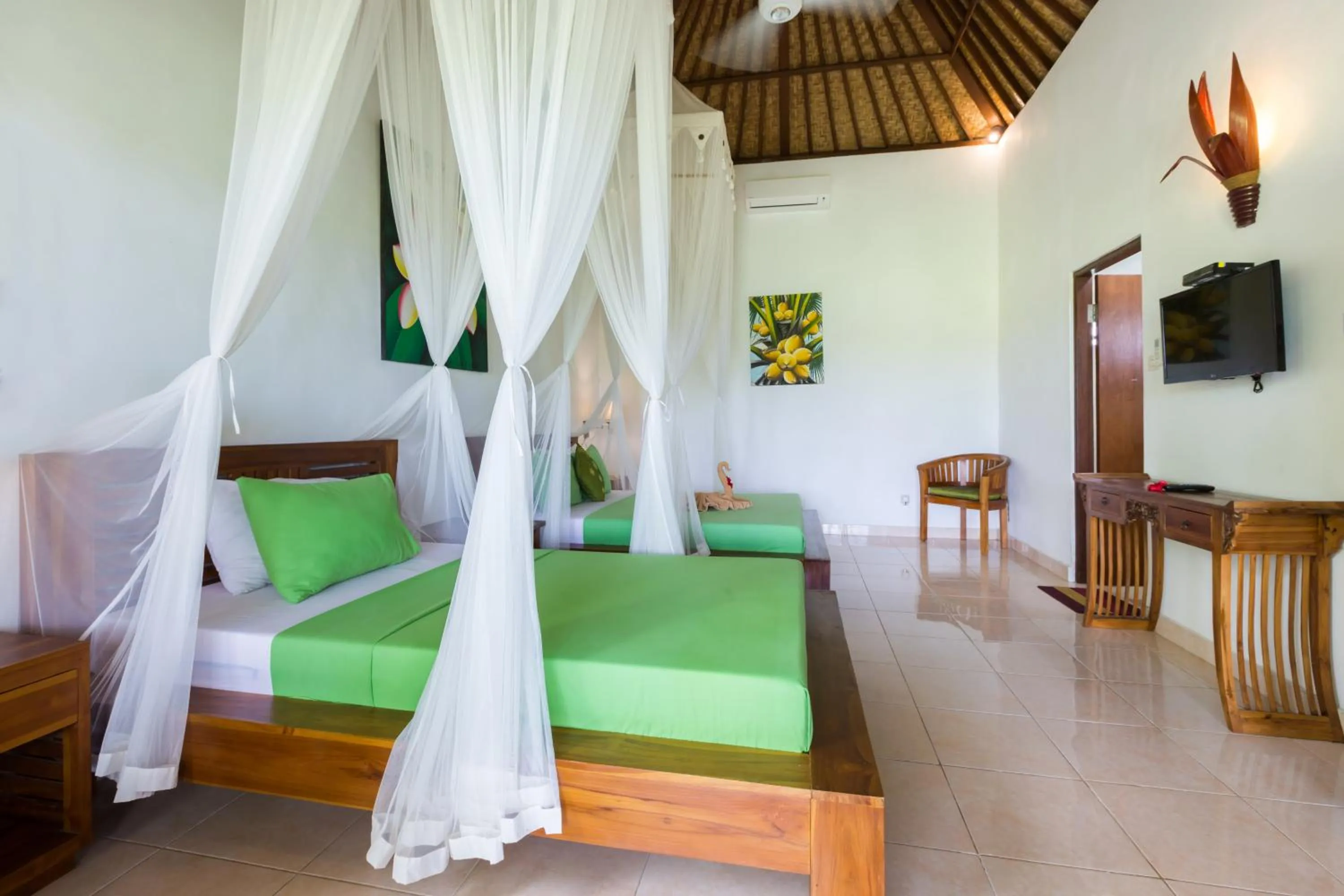 Communal lounge/ TV room, Bed in Cahaya Ubud Villa