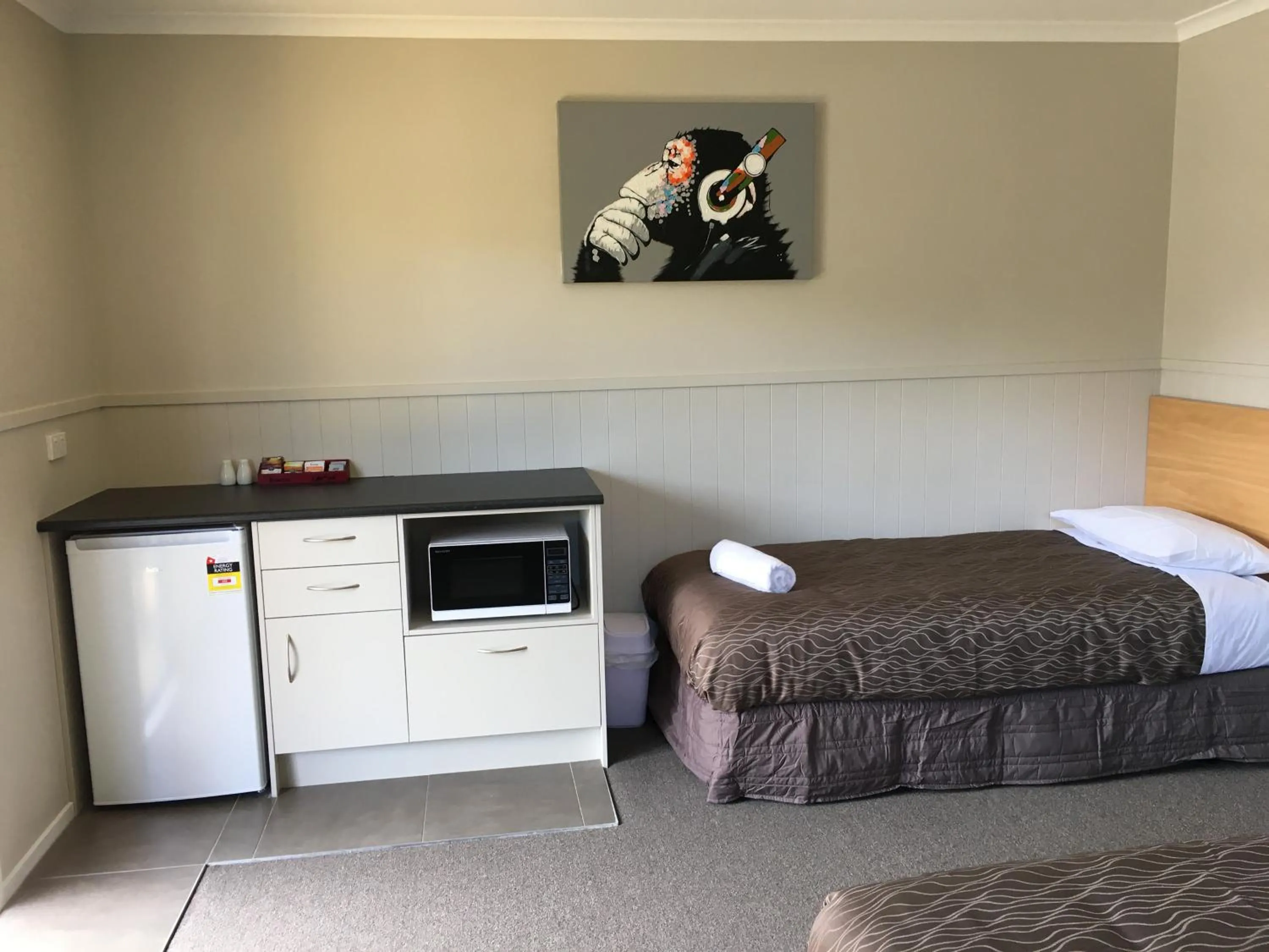 Kitchen or kitchenette, Bed in Stratford Motel & Holiday Park