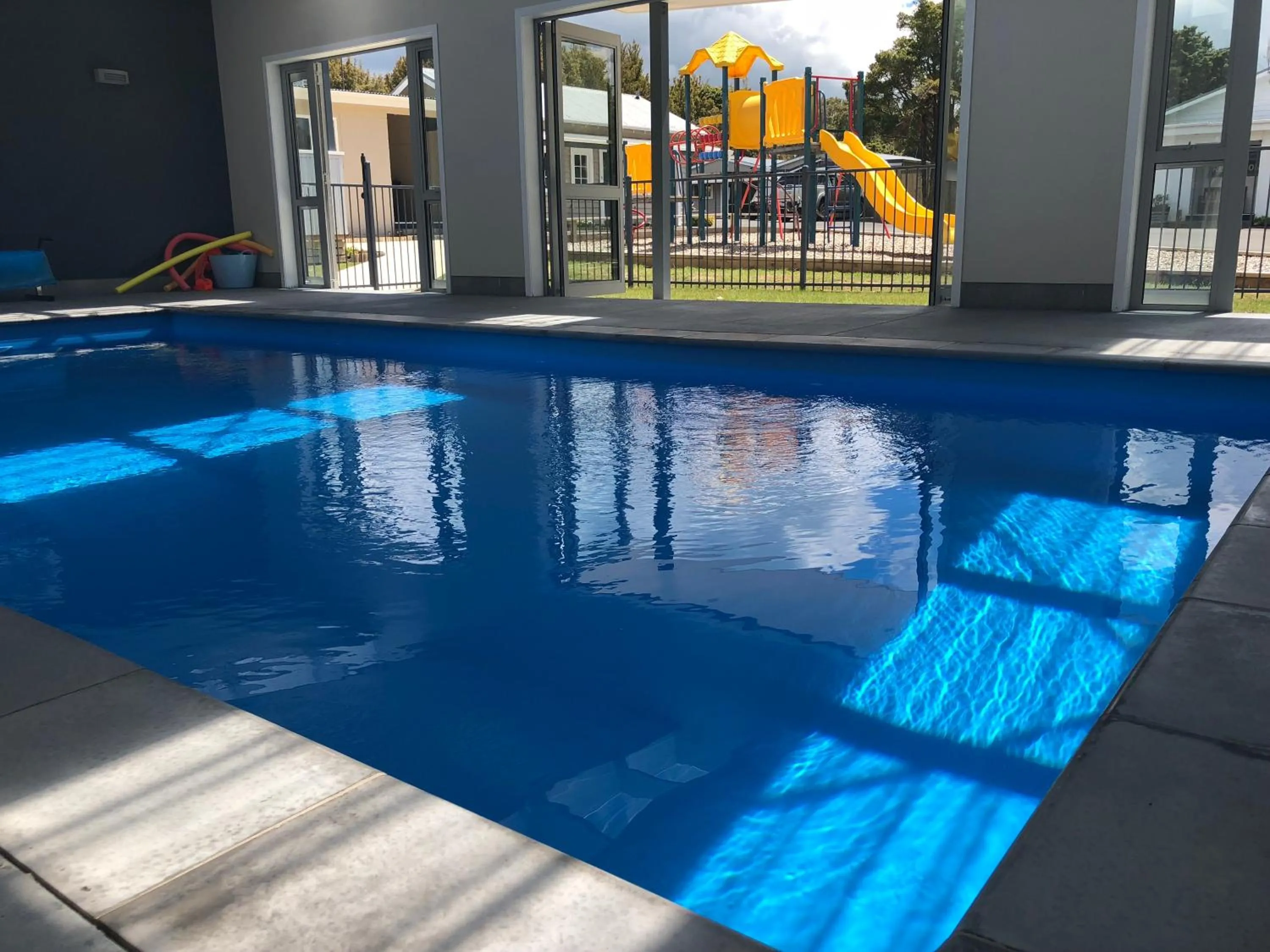Swimming pool in Stratford Motel & Holiday Park