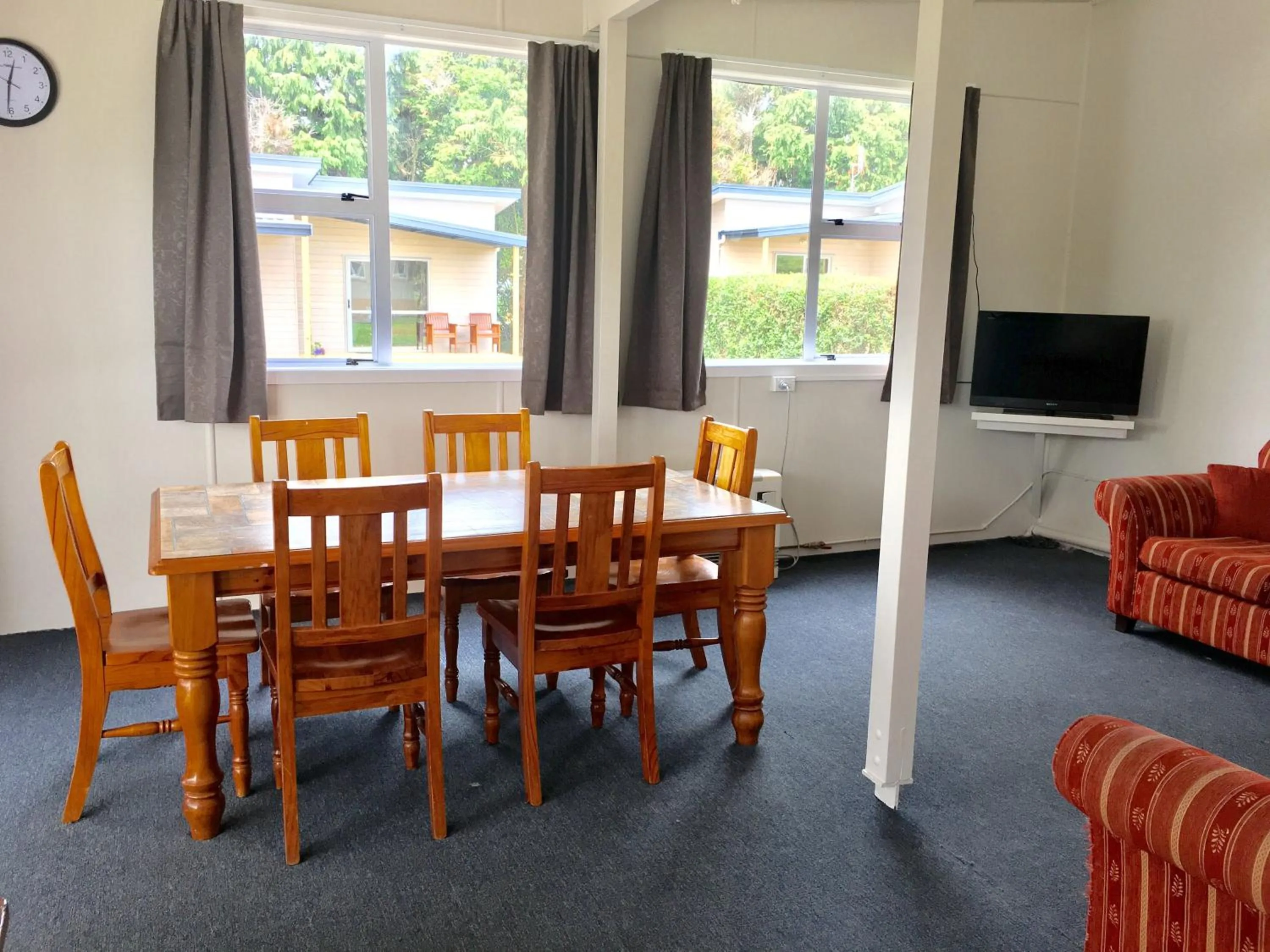 Communal lounge/ TV room in Stratford Motel & Holiday Park