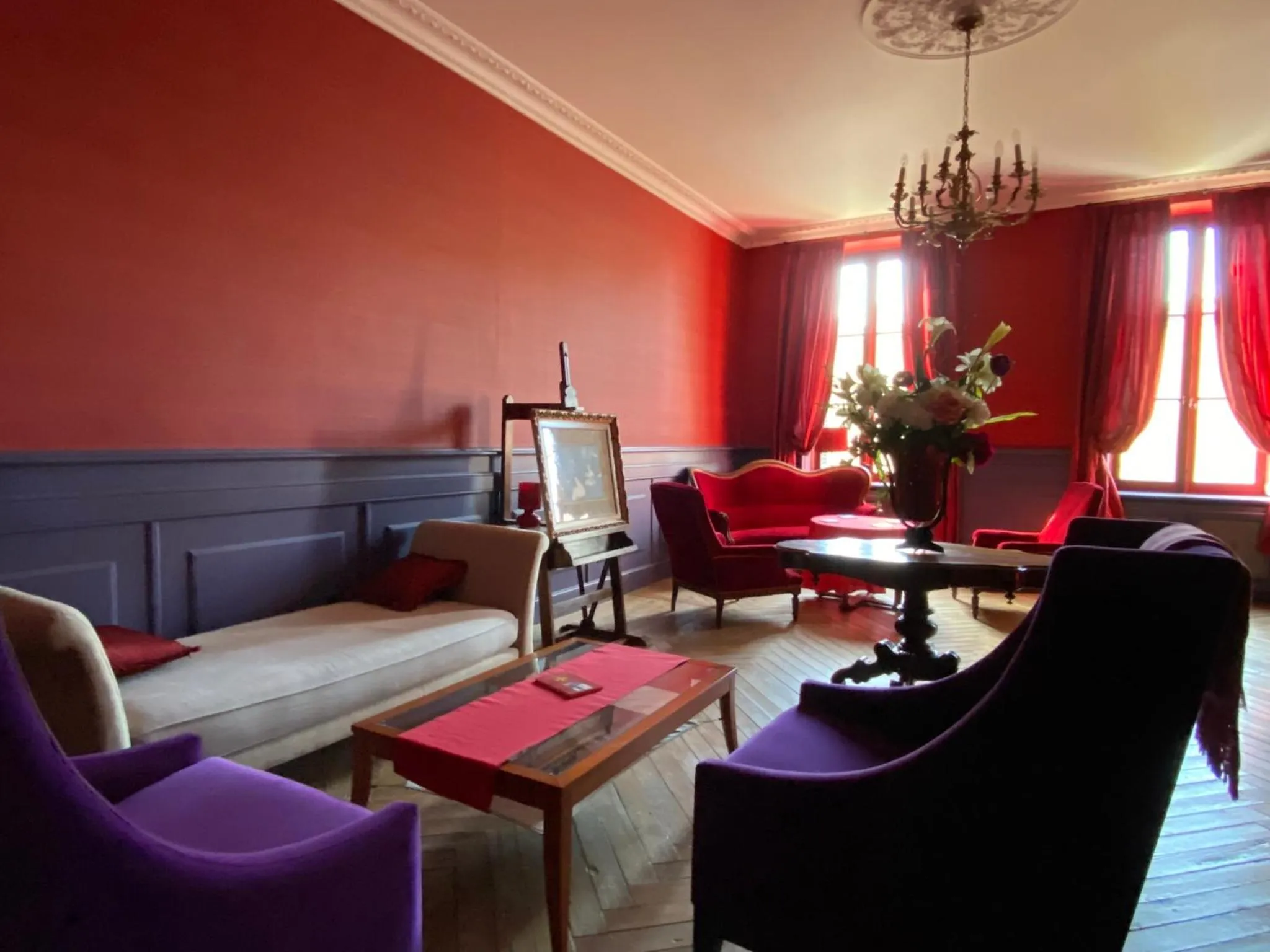 Communal lounge/ TV room in Demeure Saint Louis Historic manor, City 700m, free parking,A C,Clim,WIFI, city view, Garden