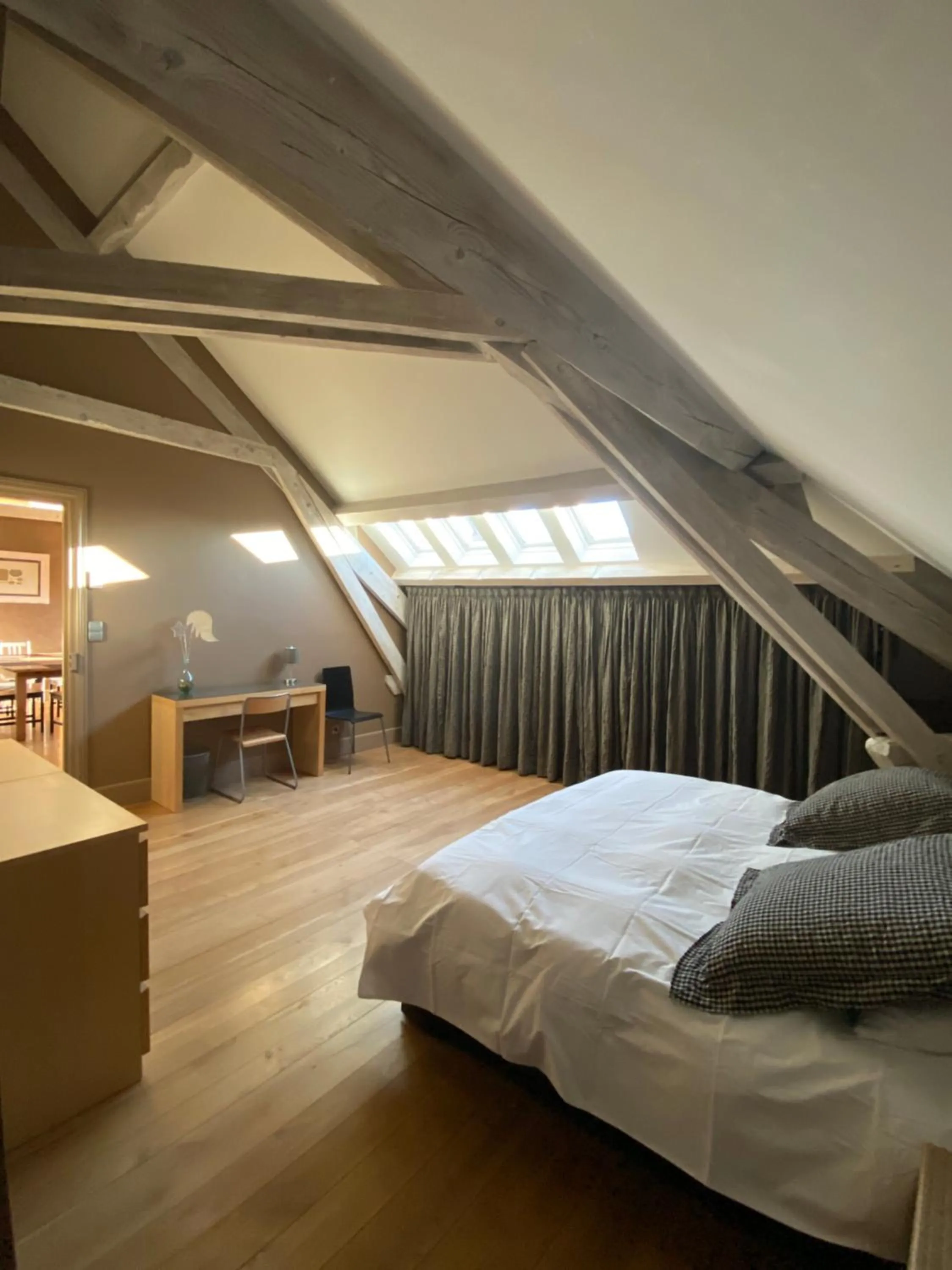 Bed in Demeure Saint Louis Historic manor, City 700m, free parking,A C,Clim,WIFI, city view, Garden