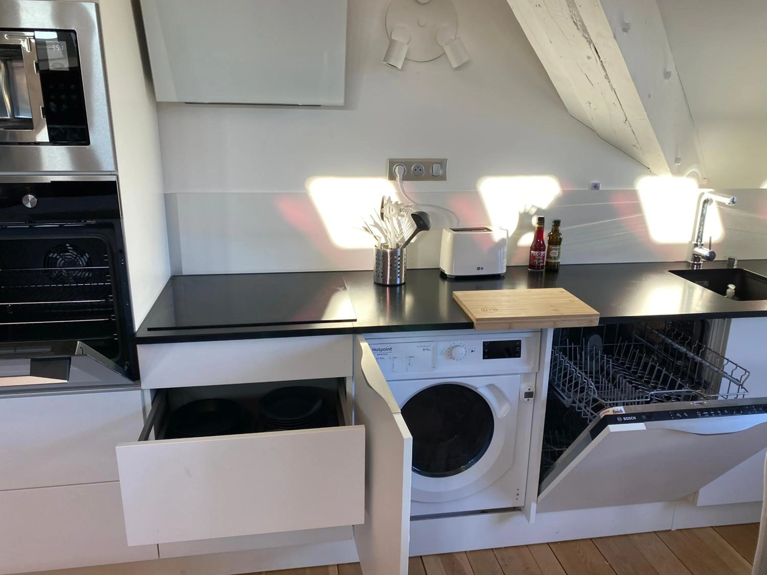 Kitchen or kitchenette in Demeure Saint Louis Historic manor, City 700m, free parking,A C,Clim,WIFI, city view, Garden