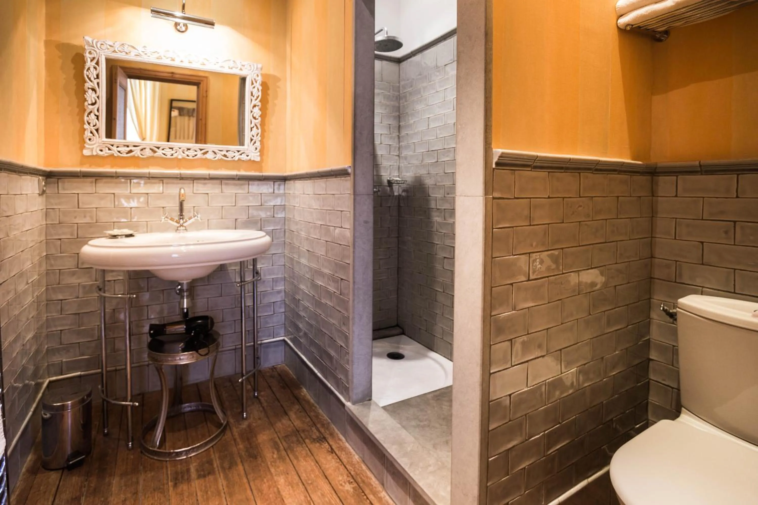 Shower in Demeure Saint Louis Historic manor, City 700m, free parking,A C,Clim,WIFI, city view, Garden