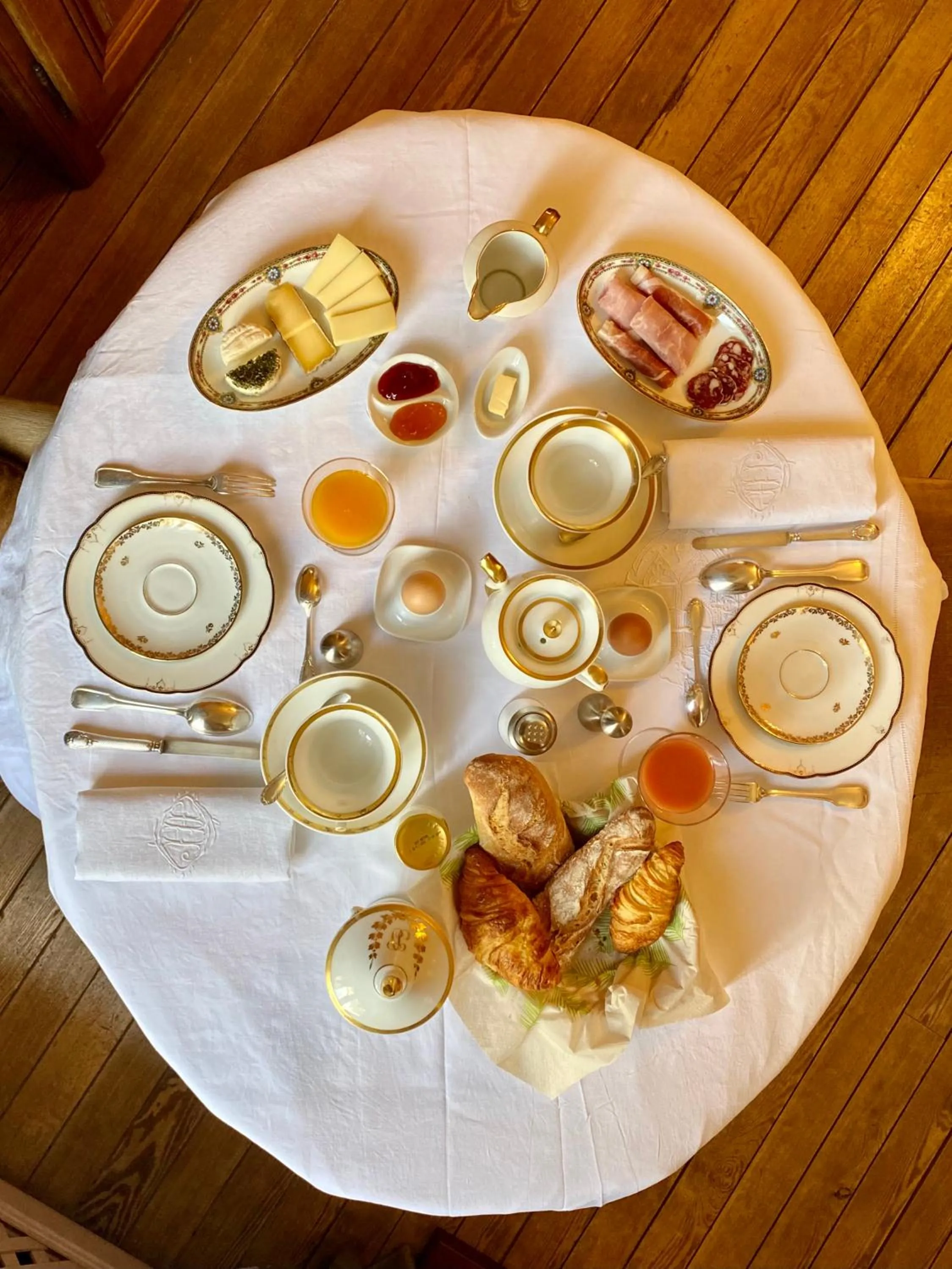 Food and drinks in Demeure Saint Louis Historic manor, City 700m, free parking,A C,Clim,WIFI, city view, Garden