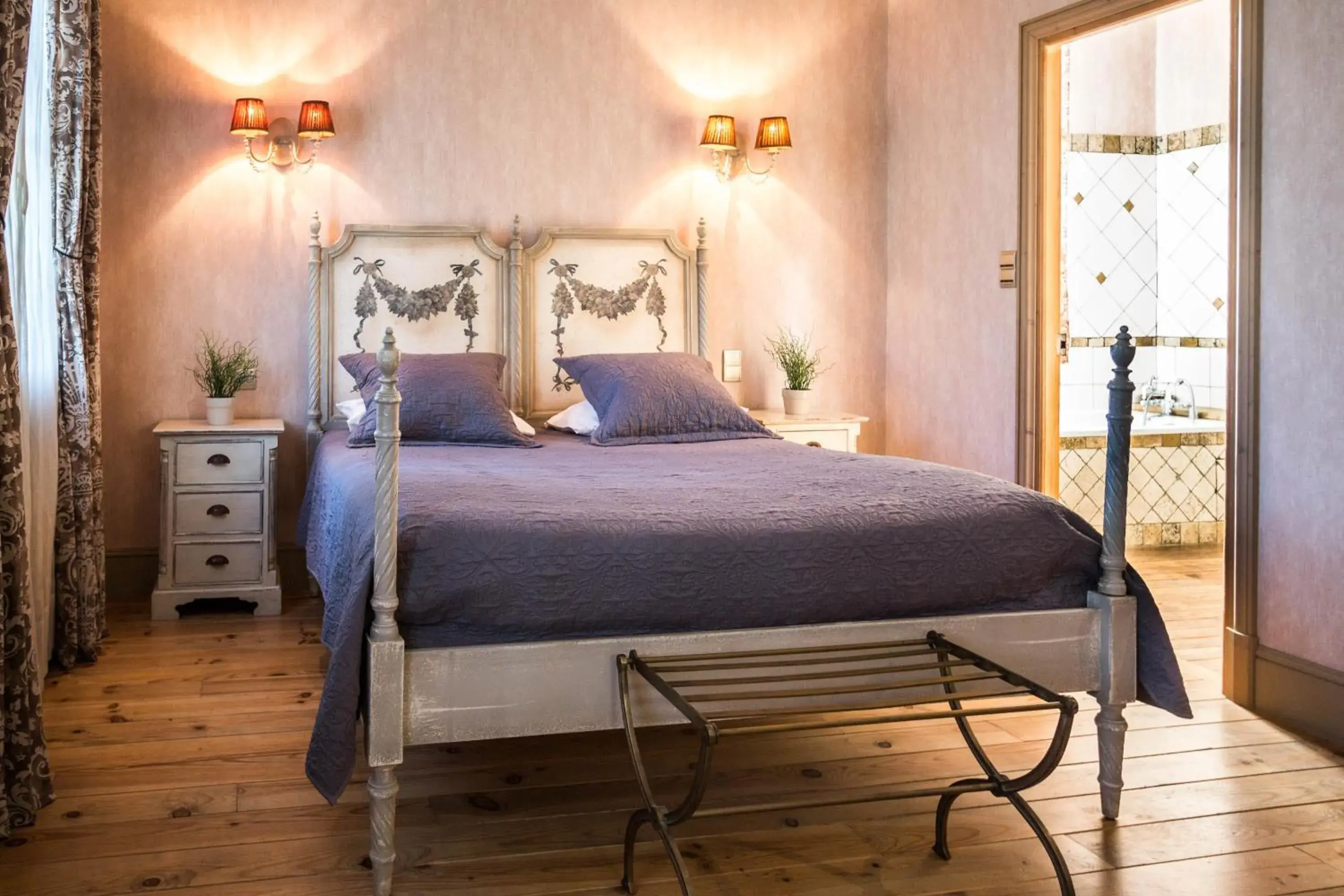 Classic Double Room in Demeure Saint Louis Historic manor, City 700m, free parking,A C,Clim,WIFI, city view, Garden Classic Double Room in Demeure Saint Louis Historic manor, City 700m, free parking,A C,Clim,WIFI, city view, Garden