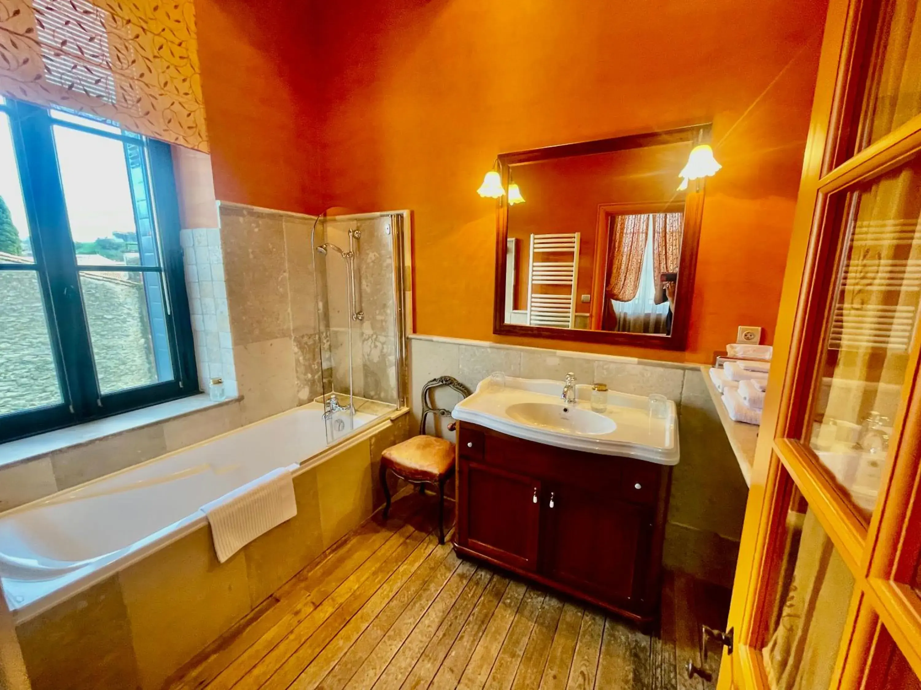 Double Room with Private Bathroom in Demeure Saint Louis Historic manor, City 700m, free parking,A C,Clim,WIFI, city view, Garden Double Room with Private Bathroom in Demeure Saint Louis Historic manor, City 700m, free parking,A C,Clim,WIFI, city view, Garden
