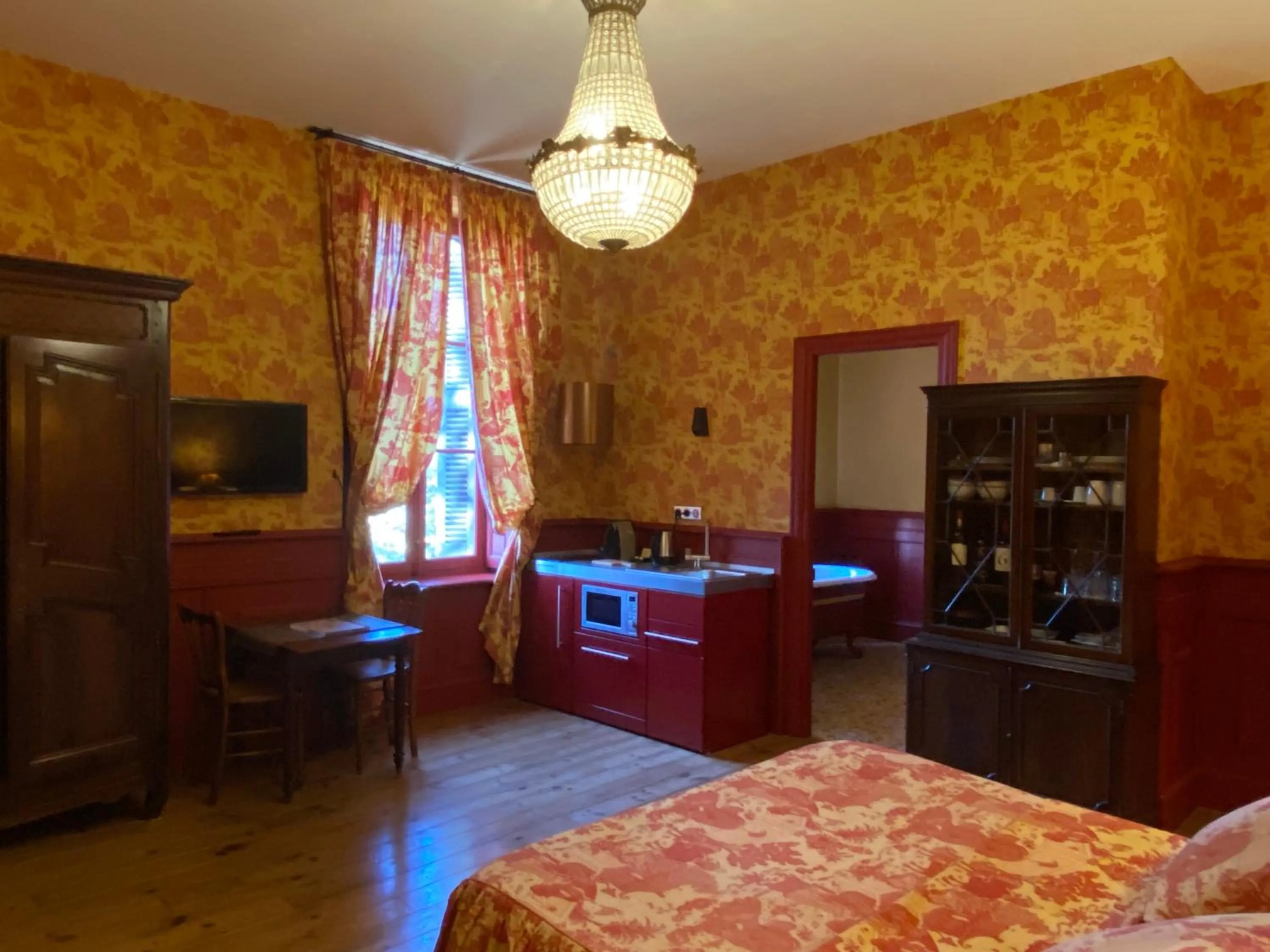 Communal lounge/ TV room, Bed in Demeure Saint Louis Historic manor, City 700m, free parking,A C,Clim,WIFI, city view, Garden