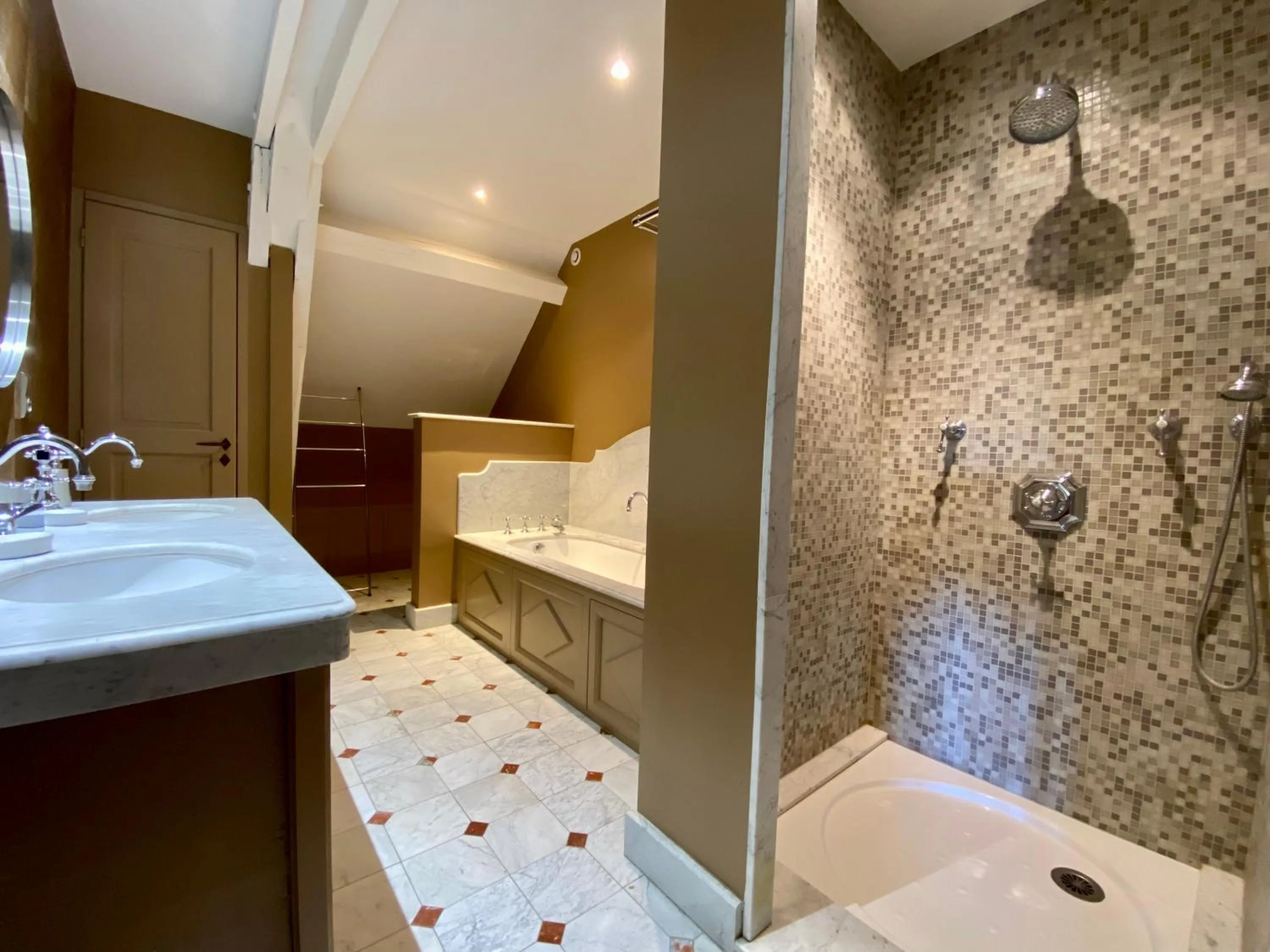 Shower in Demeure Saint Louis Historic manor, City 700m, free parking,A C,Clim,WIFI, city view, Garden