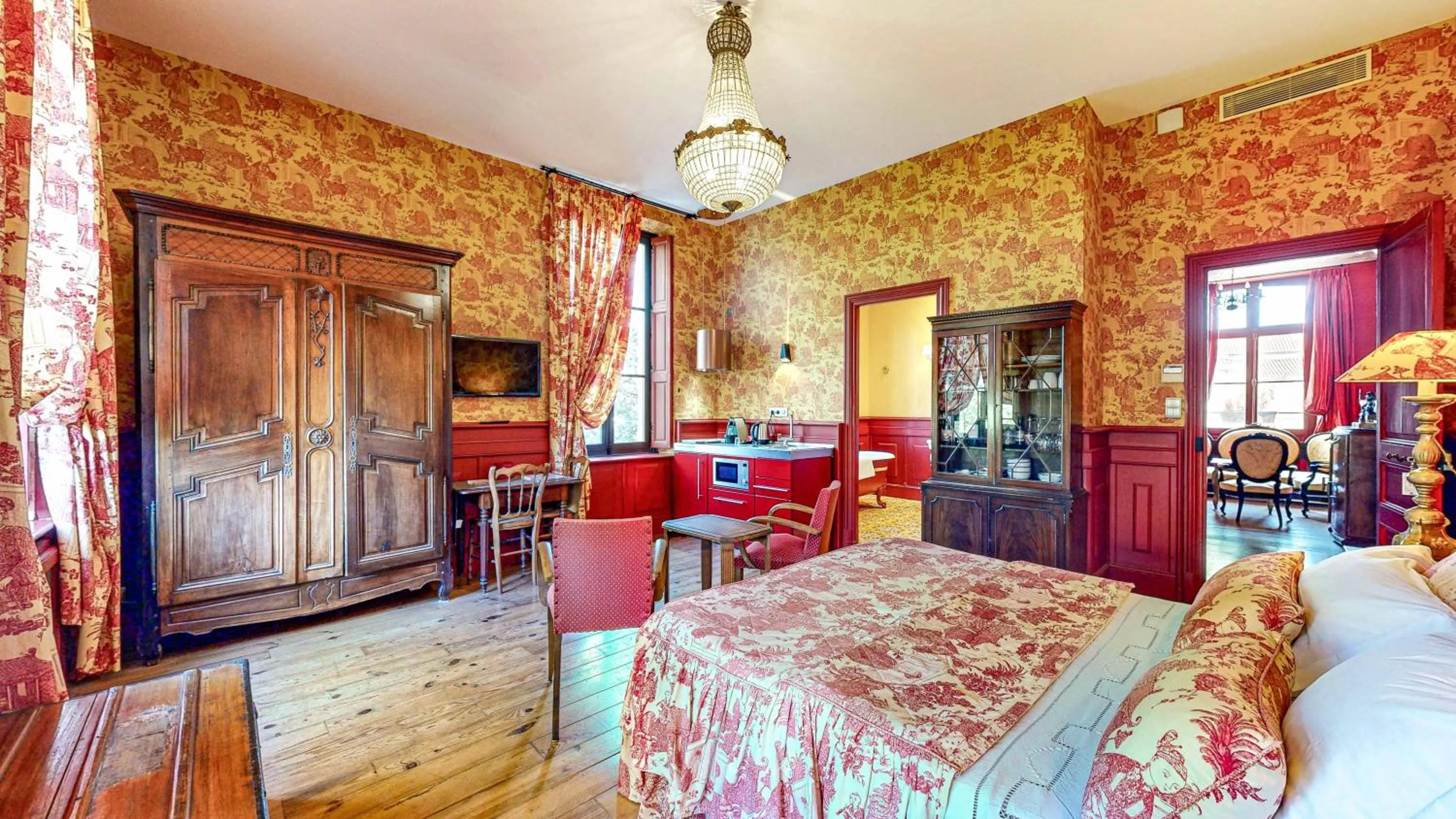 Bed in Demeure Saint Louis Historic manor, City 700m, free parking,A C,Clim,WIFI, city view, Garden