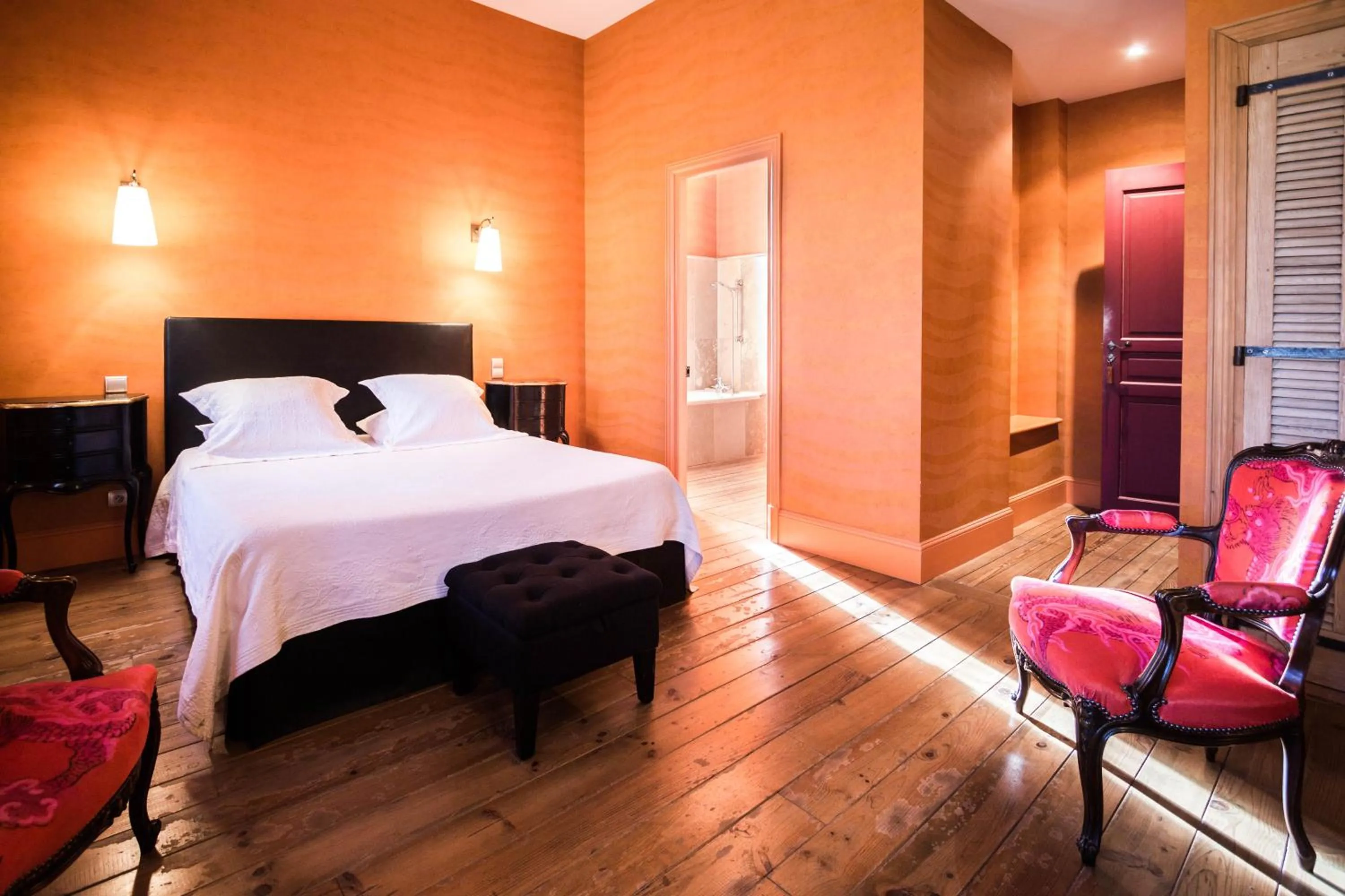 Bed in Demeure Saint Louis Historic manor, City 700m, free parking,A C,Clim,WIFI, city view, Garden