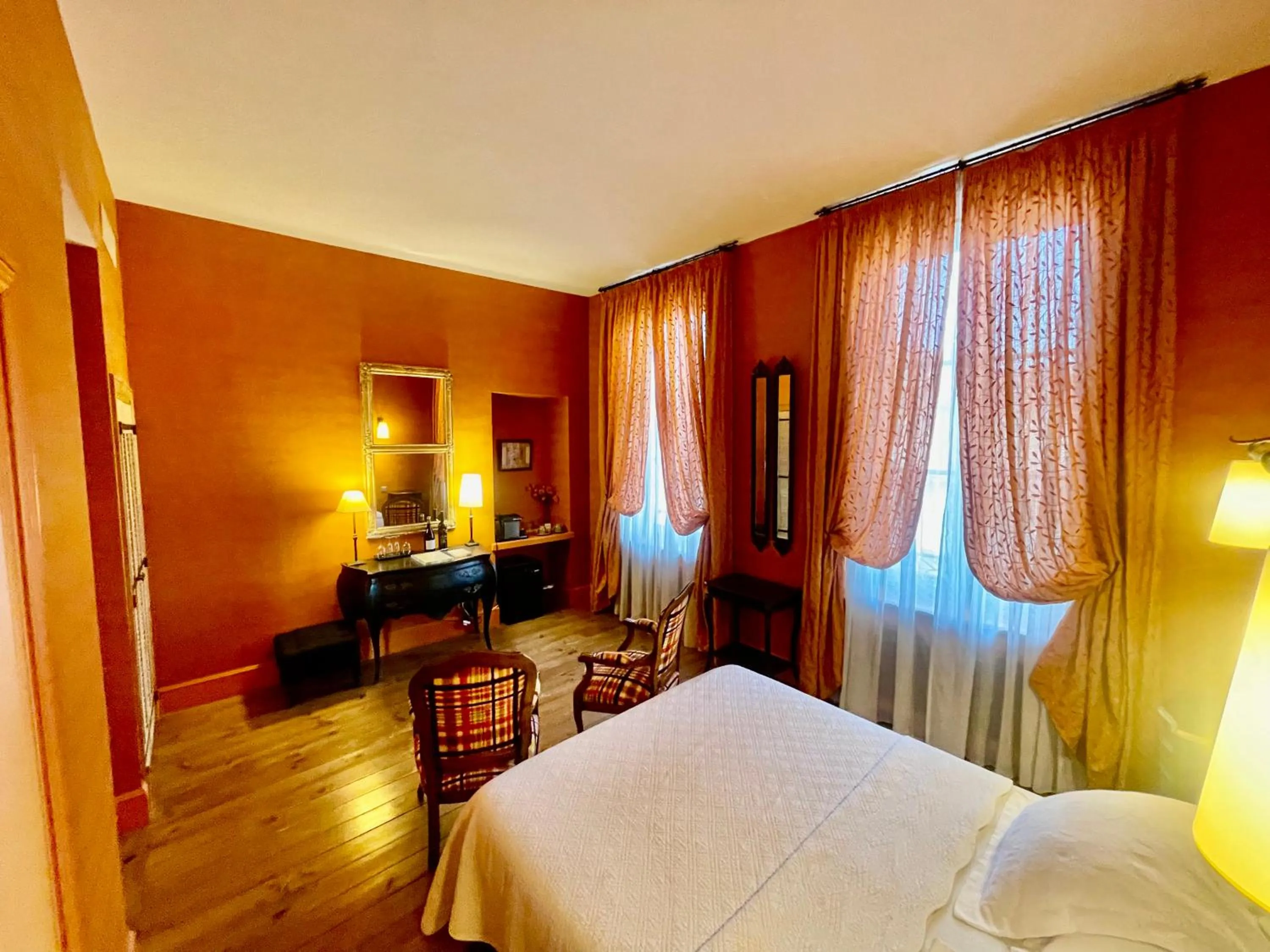 Bed in Demeure Saint Louis Historic manor, City 700m, free parking,A C,Clim,WIFI, city view, Garden