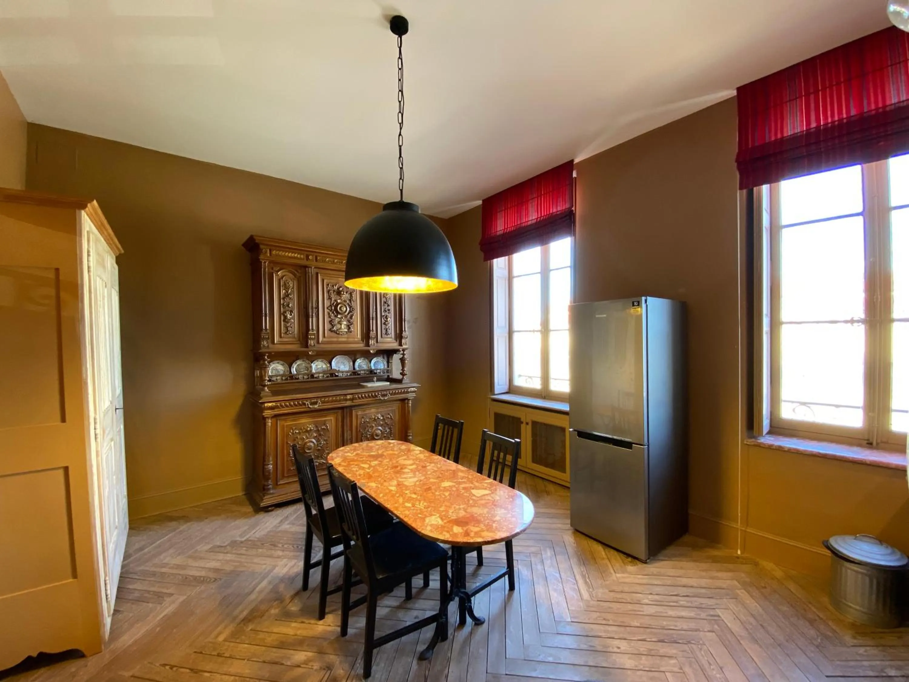 Food and drinks in Demeure Saint Louis Historic manor, City 700m, free parking,A C,Clim,WIFI, city view, Garden