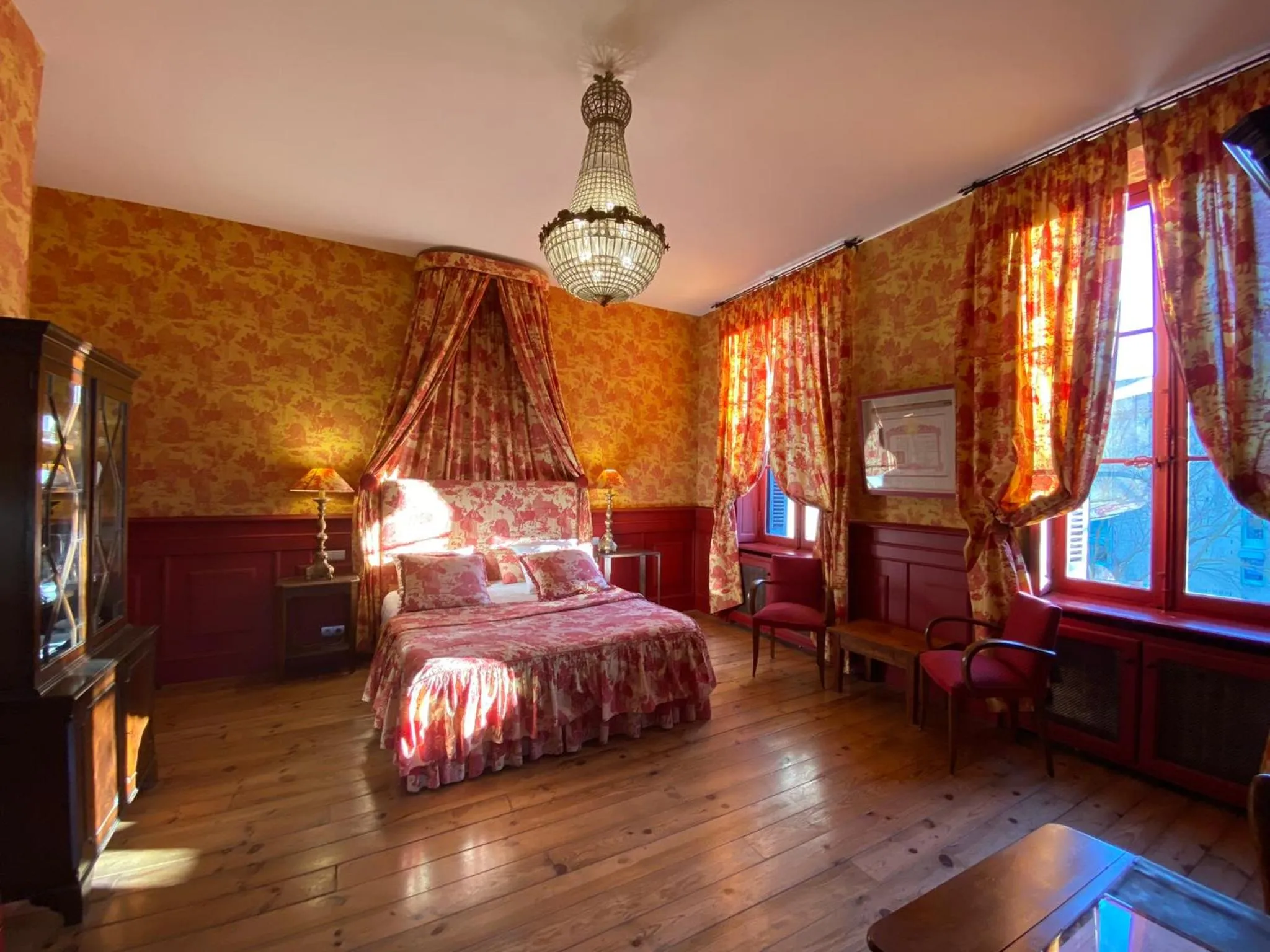 Bed in Demeure Saint Louis Historic manor, City 700m, free parking,A C,Clim,WIFI, city view, Garden