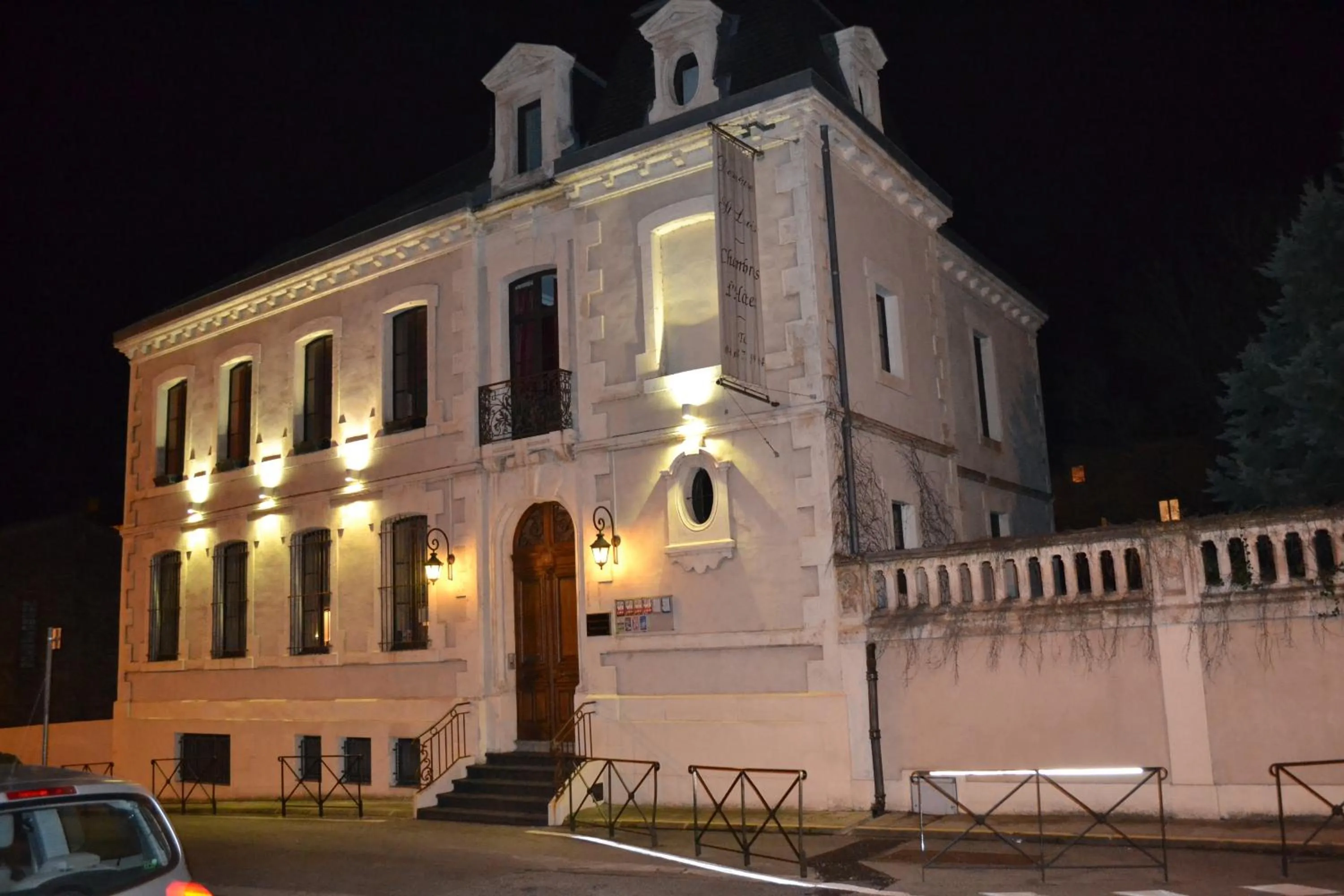 Facade/entrance in Demeure Saint Louis Historic manor, City 700m, free parking,A C,Clim,WIFI, city view, Garden