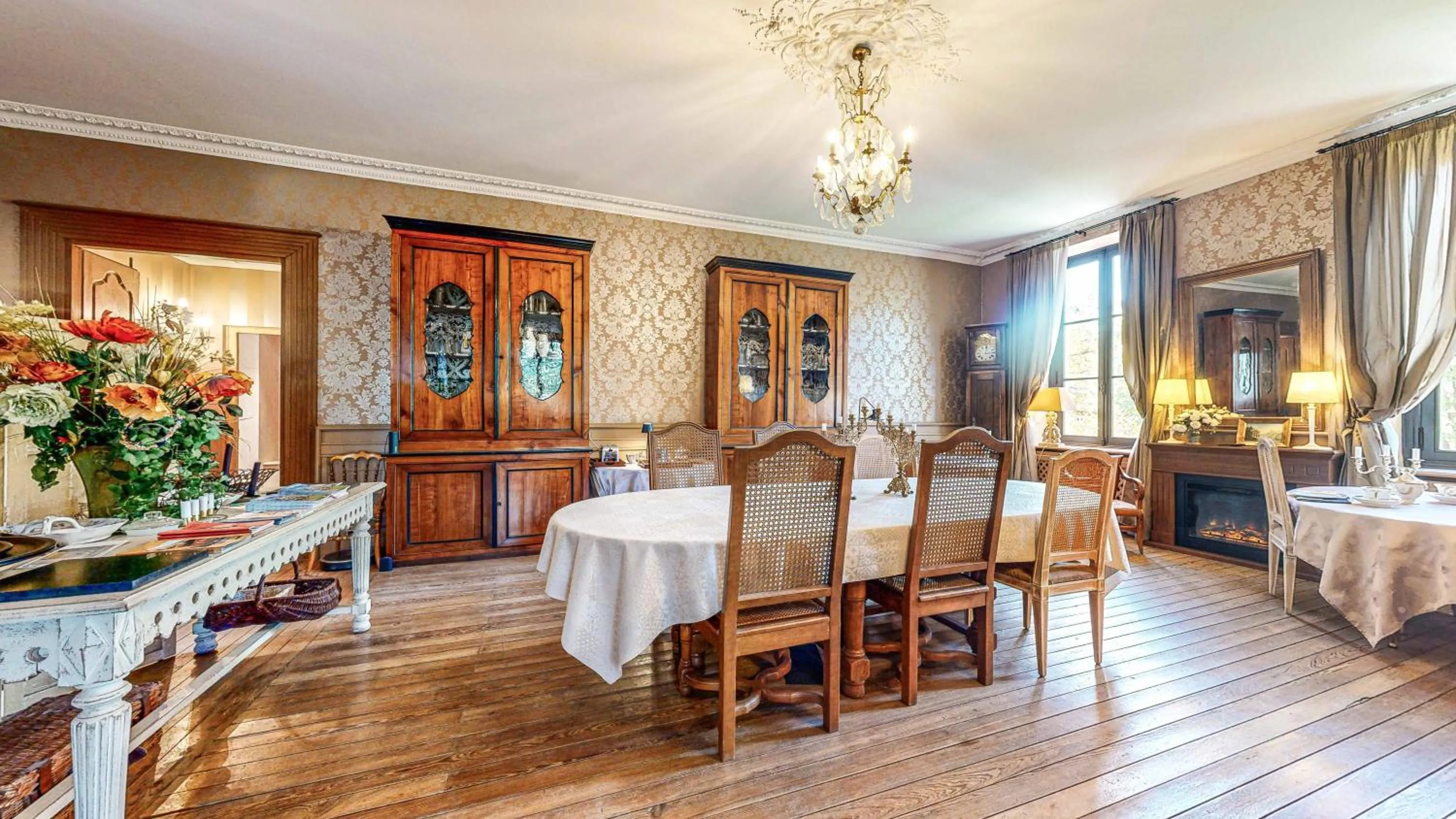 Dining area in Demeure Saint Louis Historic manor, City 700m, free parking,A C,Clim,WIFI, city view, Garden