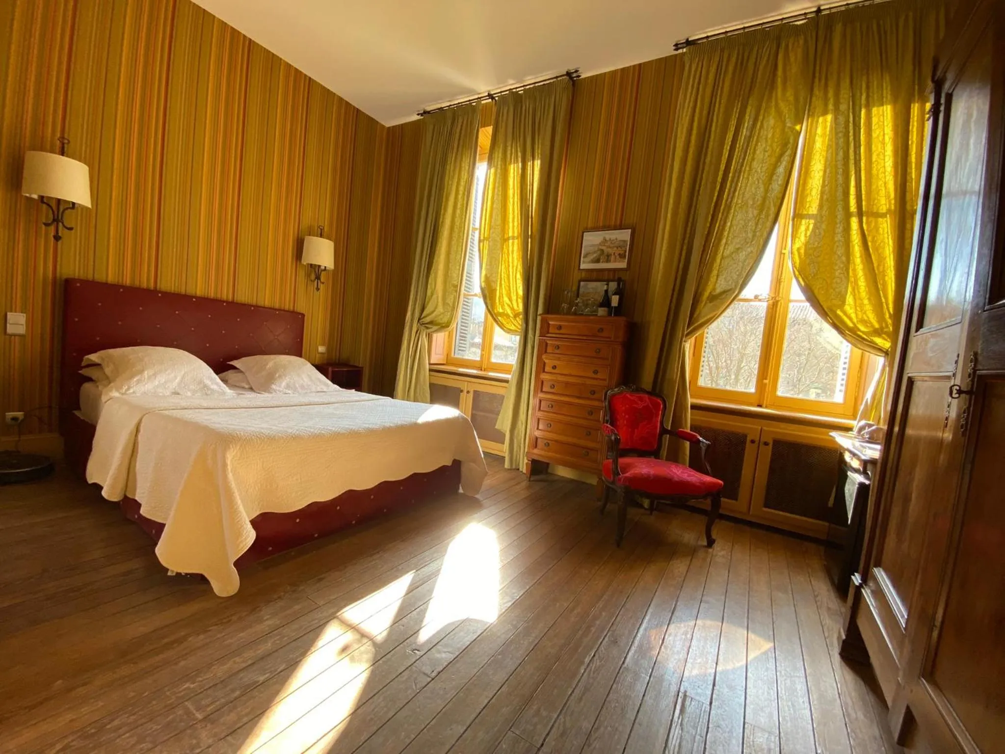 Photo of the whole room, Bed in Demeure Saint Louis Historic manor, City 700m, free parking,A C,Clim,WIFI, city view, Garden