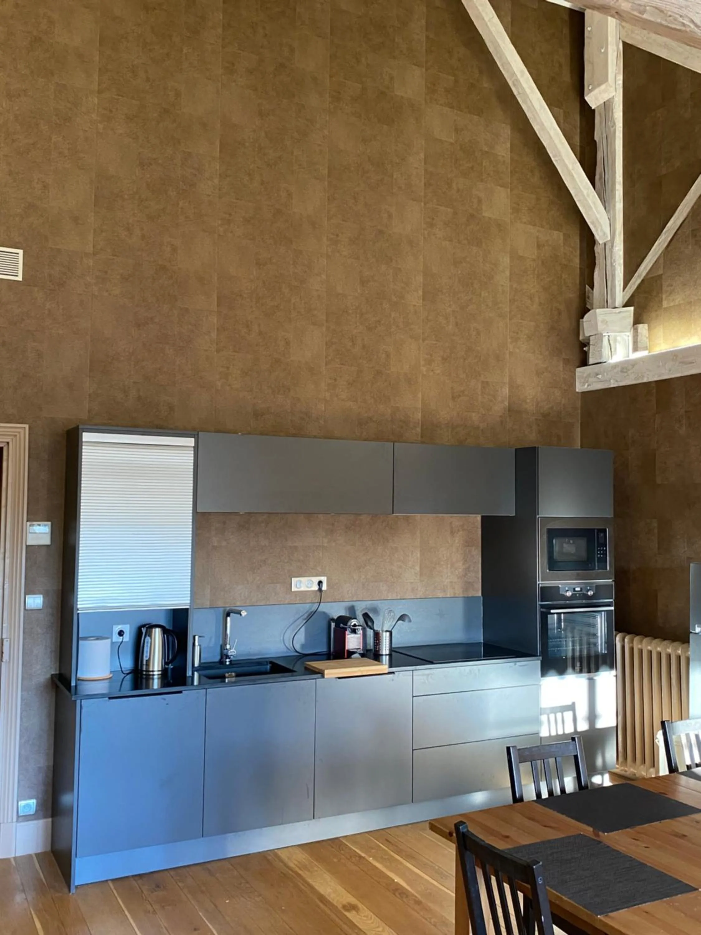 Kitchen or kitchenette in Demeure Saint Louis Historic manor, City 700m, free parking,A C,Clim,WIFI, city view, Garden