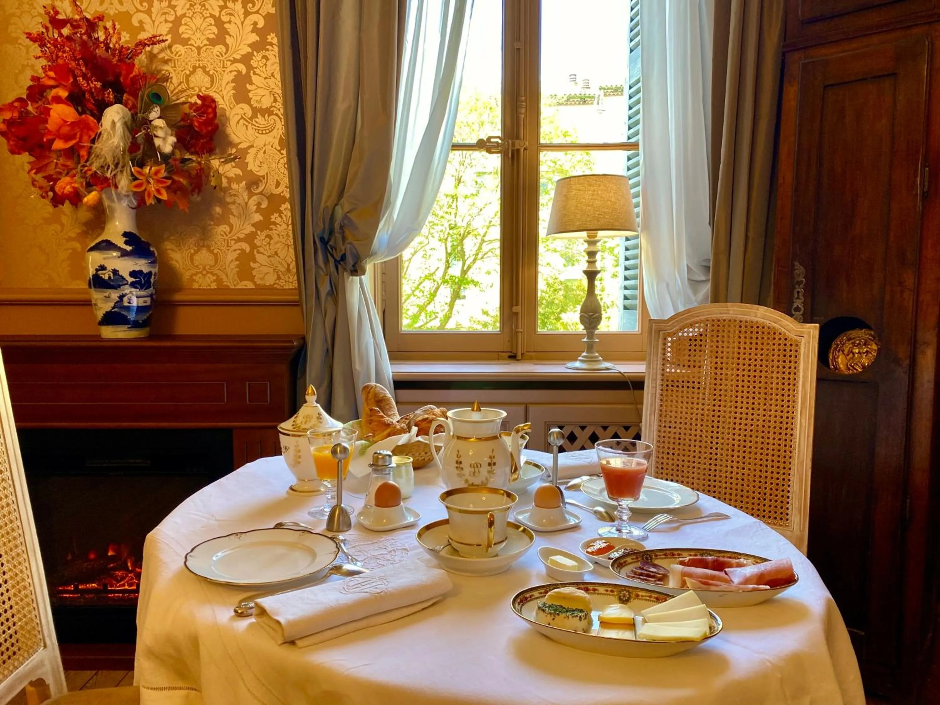 Restaurant/places to eat in Demeure Saint Louis Historic manor, City 700m, free parking,A C,Clim,WIFI, city view, Garden