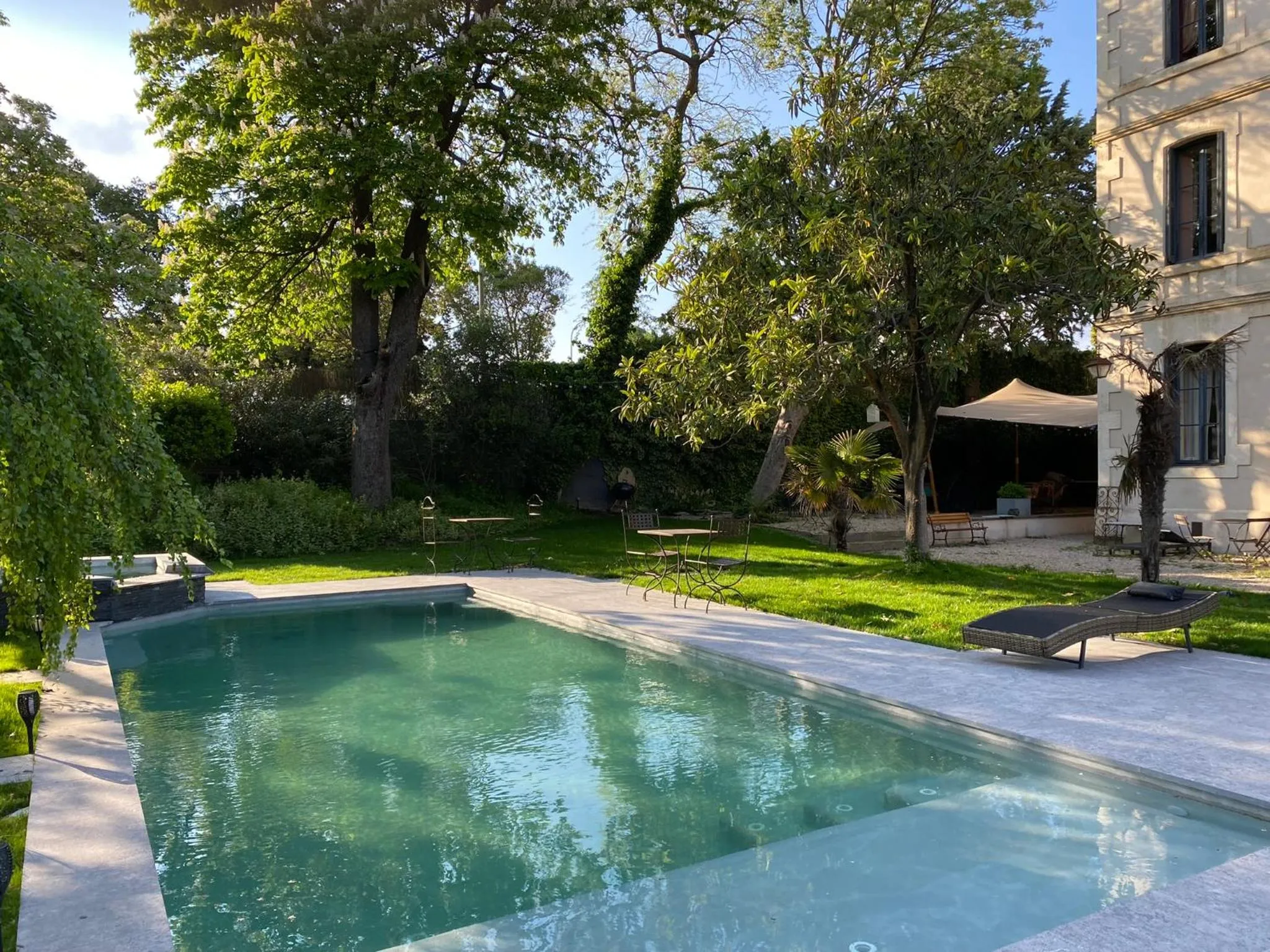 Property building in Demeure Saint Louis Historic manor, City 700m, free parking,A C,Clim,WIFI, city view, Garden