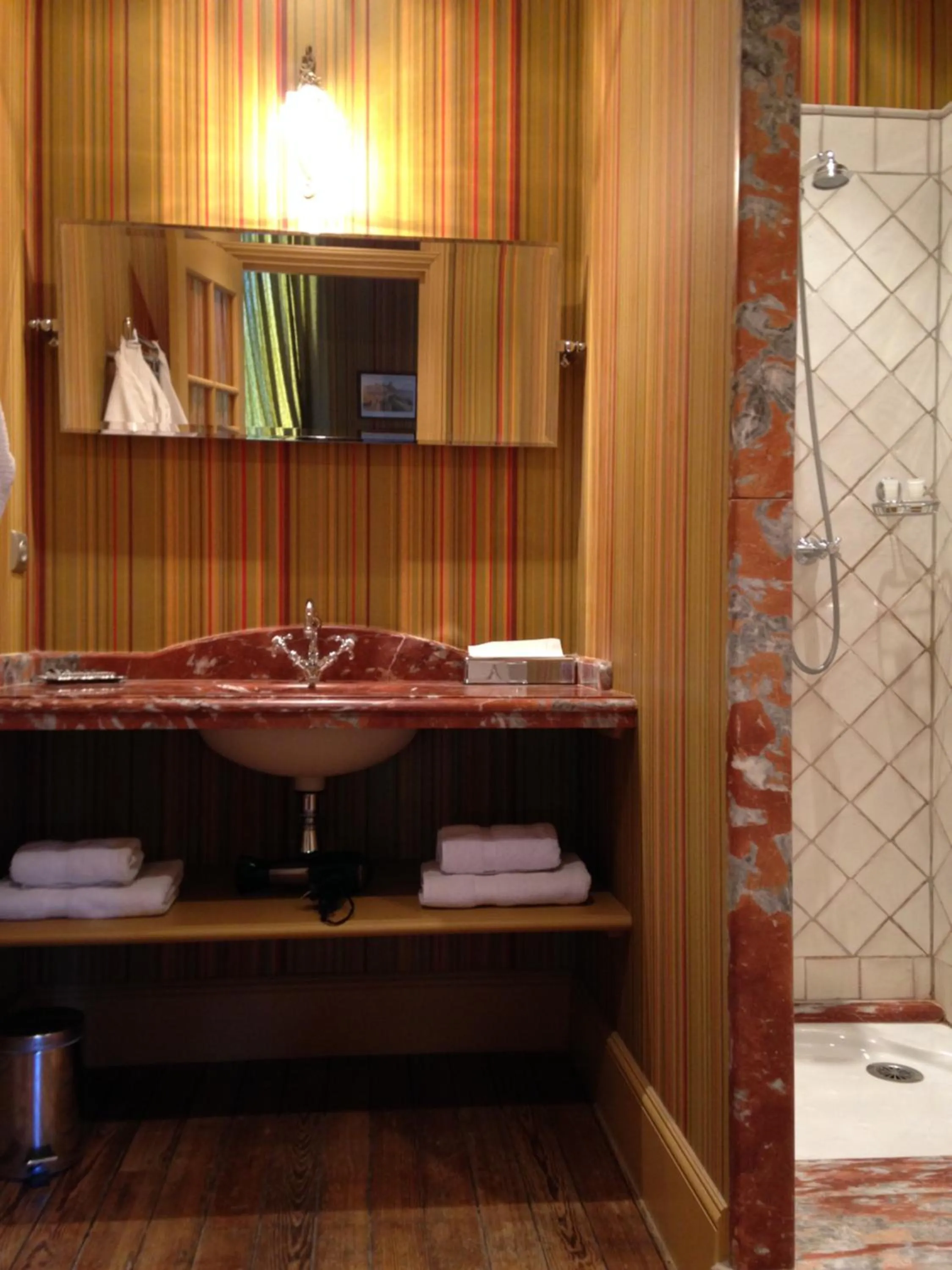 Shower in Demeure Saint Louis Historic manor, City 700m, free parking,A C,Clim,WIFI, city view, Garden