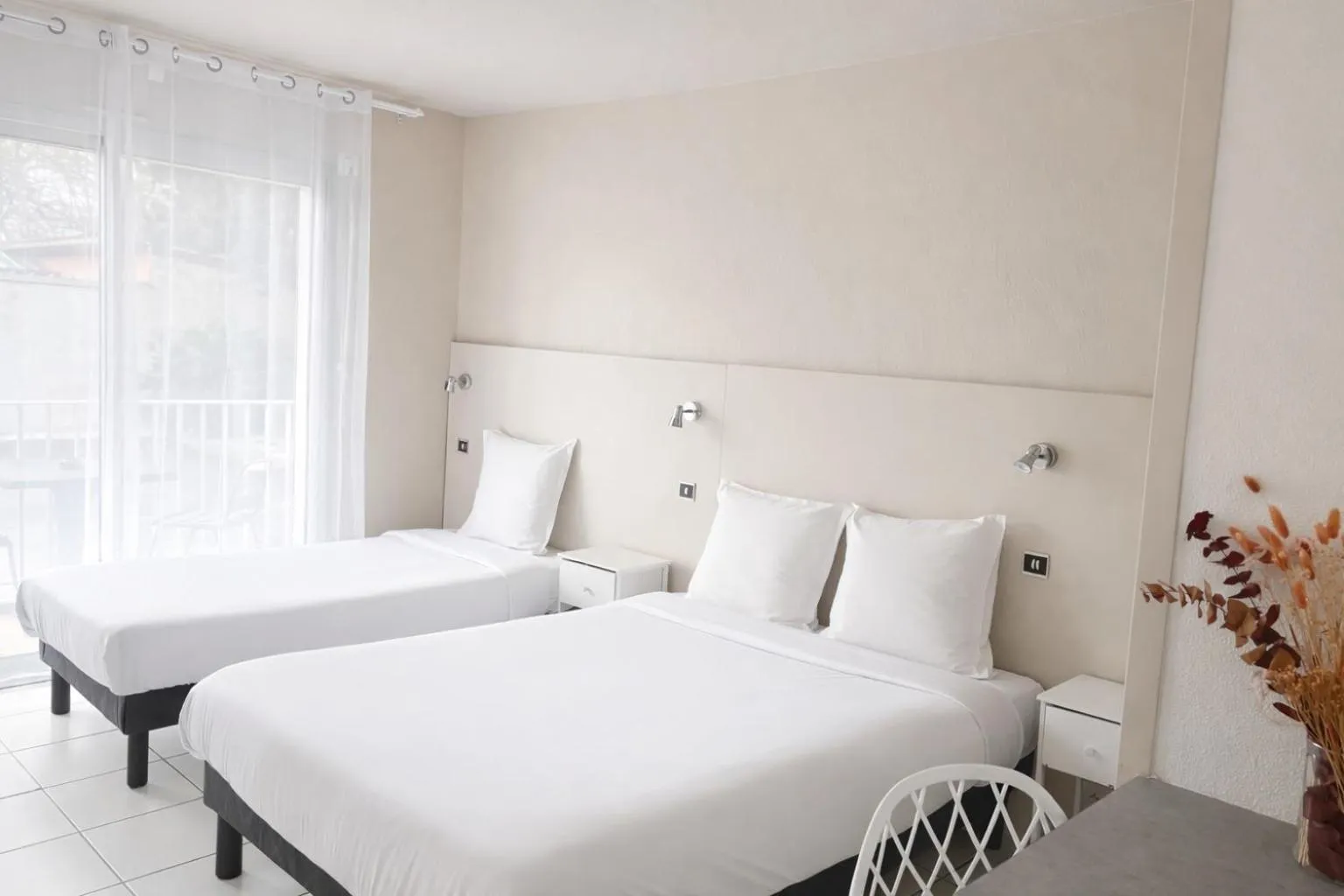 Photo of the whole room, Bed in Acapella Hotel