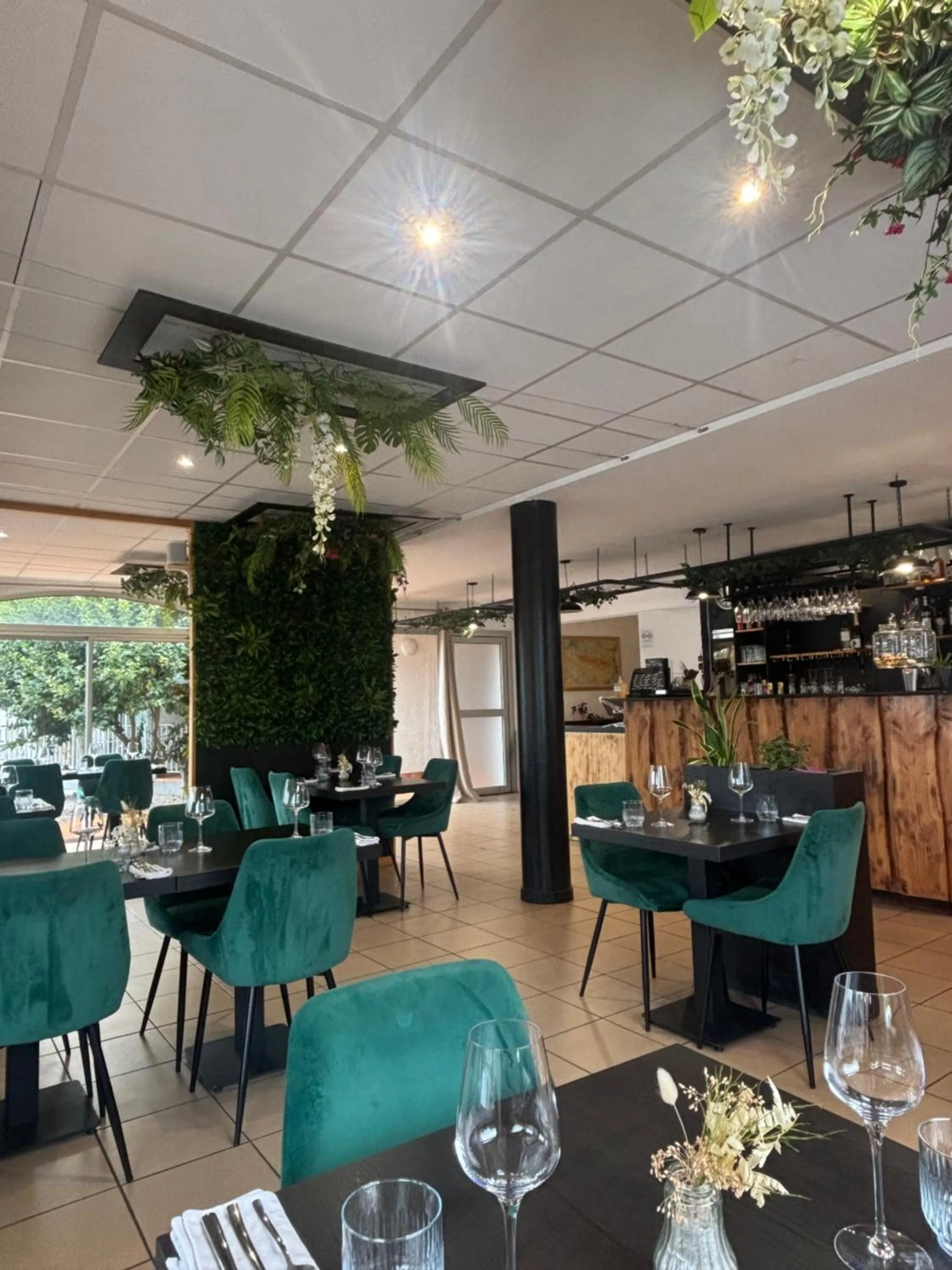 Restaurant/places to eat in Acapella Hotel