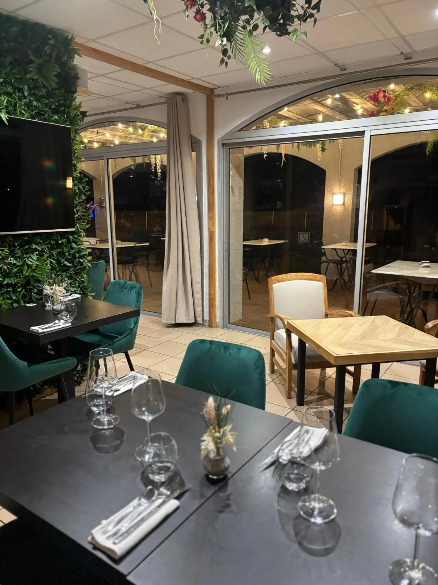 Restaurant/places to eat in Acapella Hotel