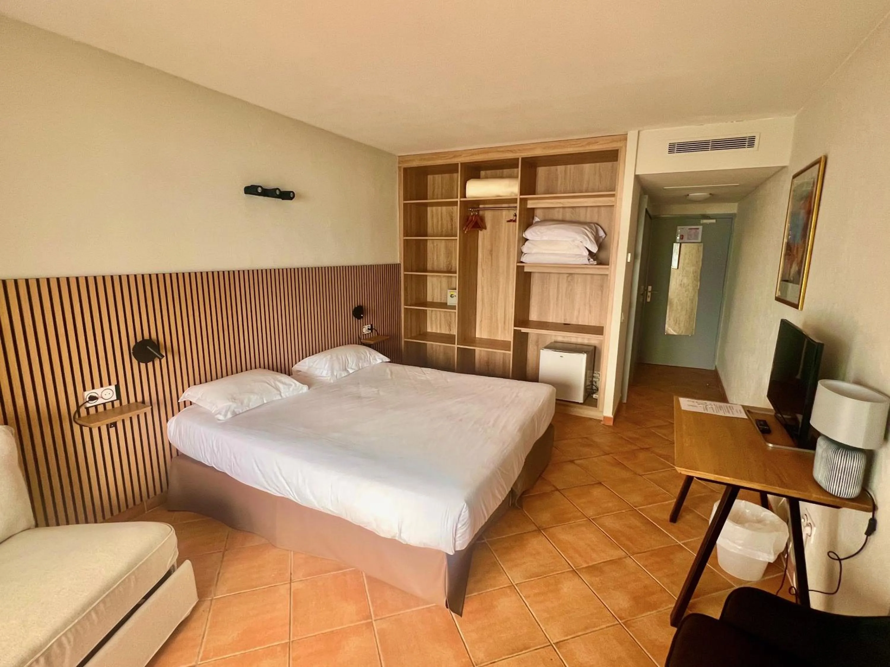 Photo of the whole room, Bed in Hôtel Castel d'Orcino