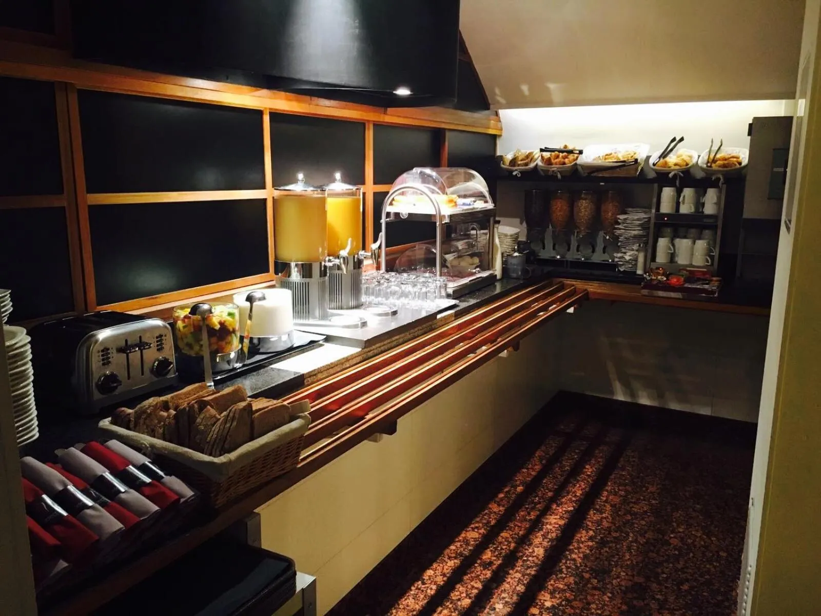 Restaurant/places to eat in Select Hotel