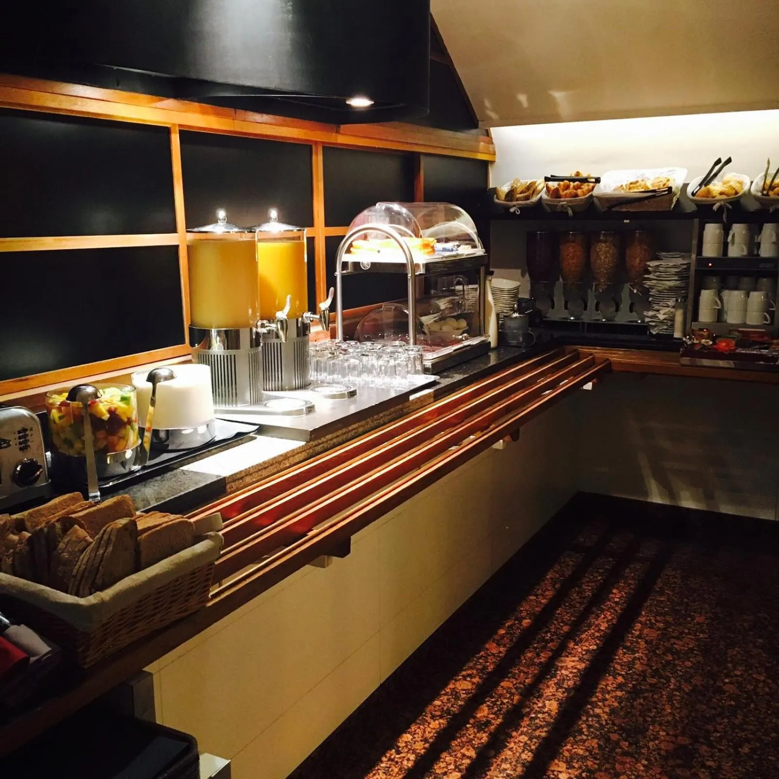 Restaurant/places to eat in Select Hotel