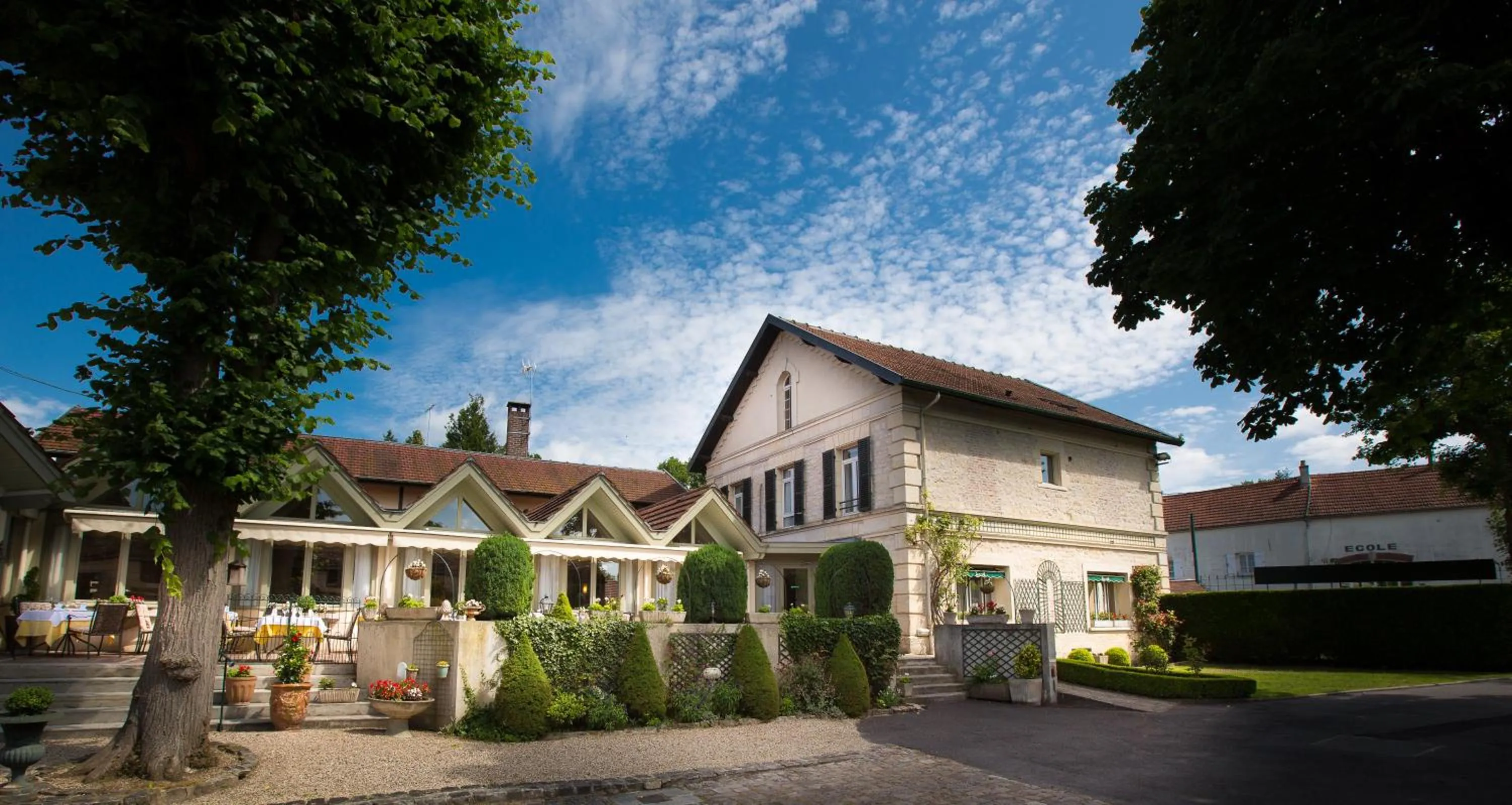 Property building in Hôtel & Restaurant Le Relais d'Aumale