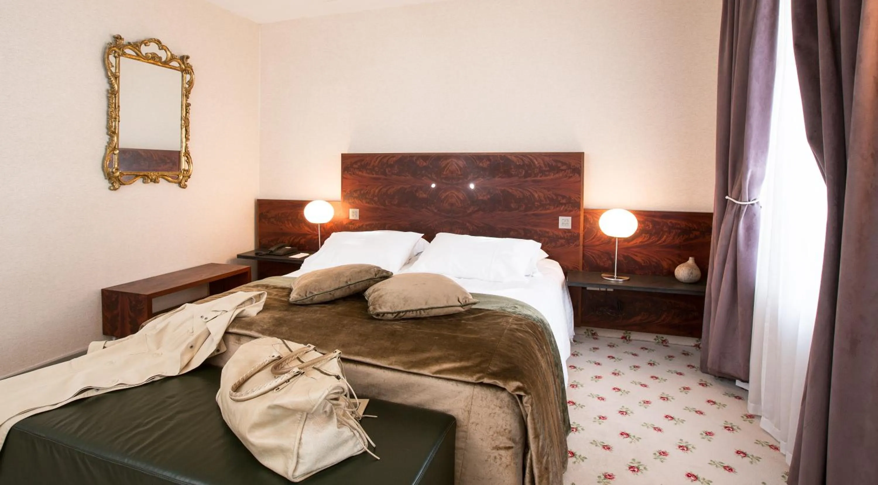 Bed in Hôtel & Restaurant Le Relais d'Aumale