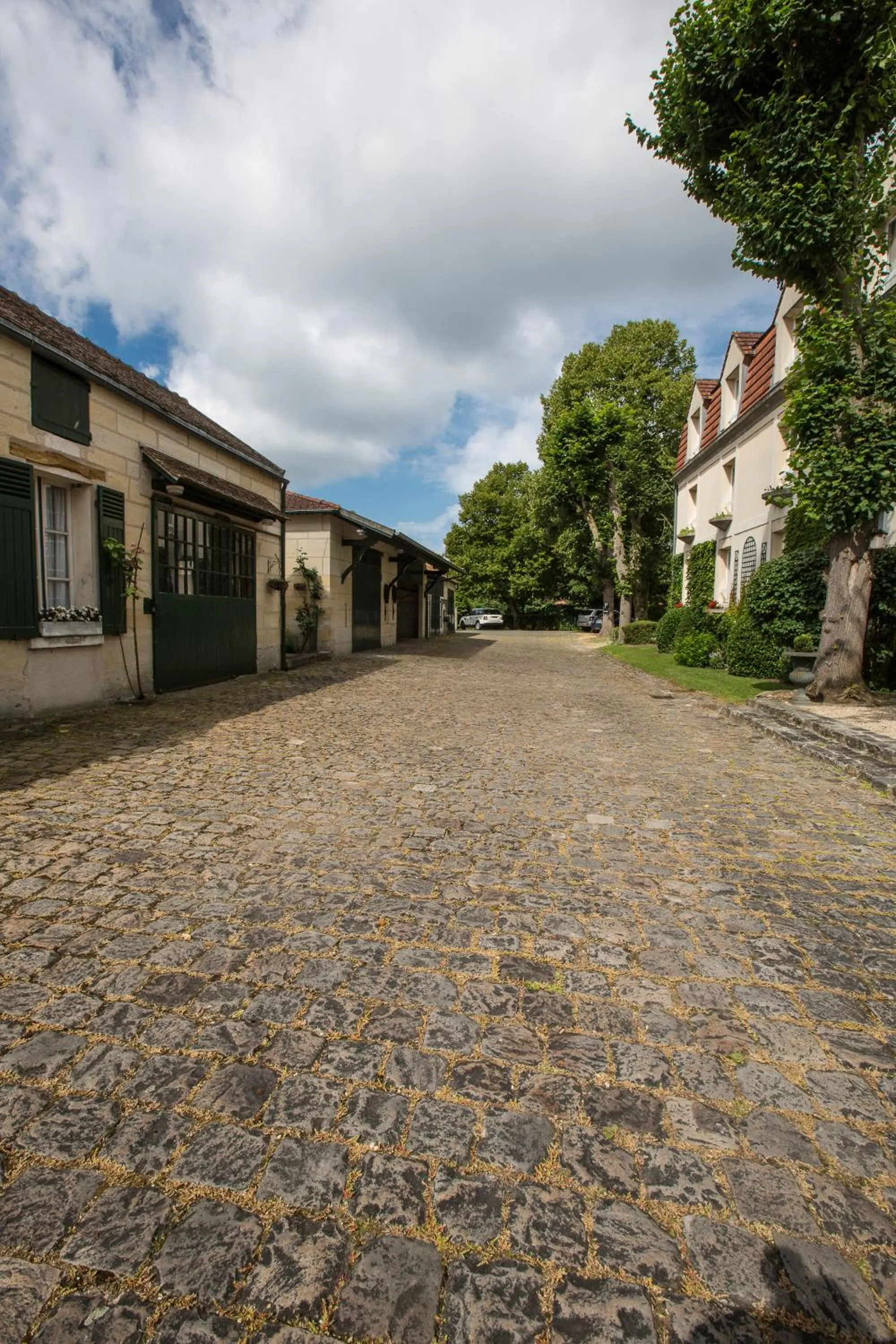 Garden in Hôtel & Restaurant Le Relais d'Aumale
