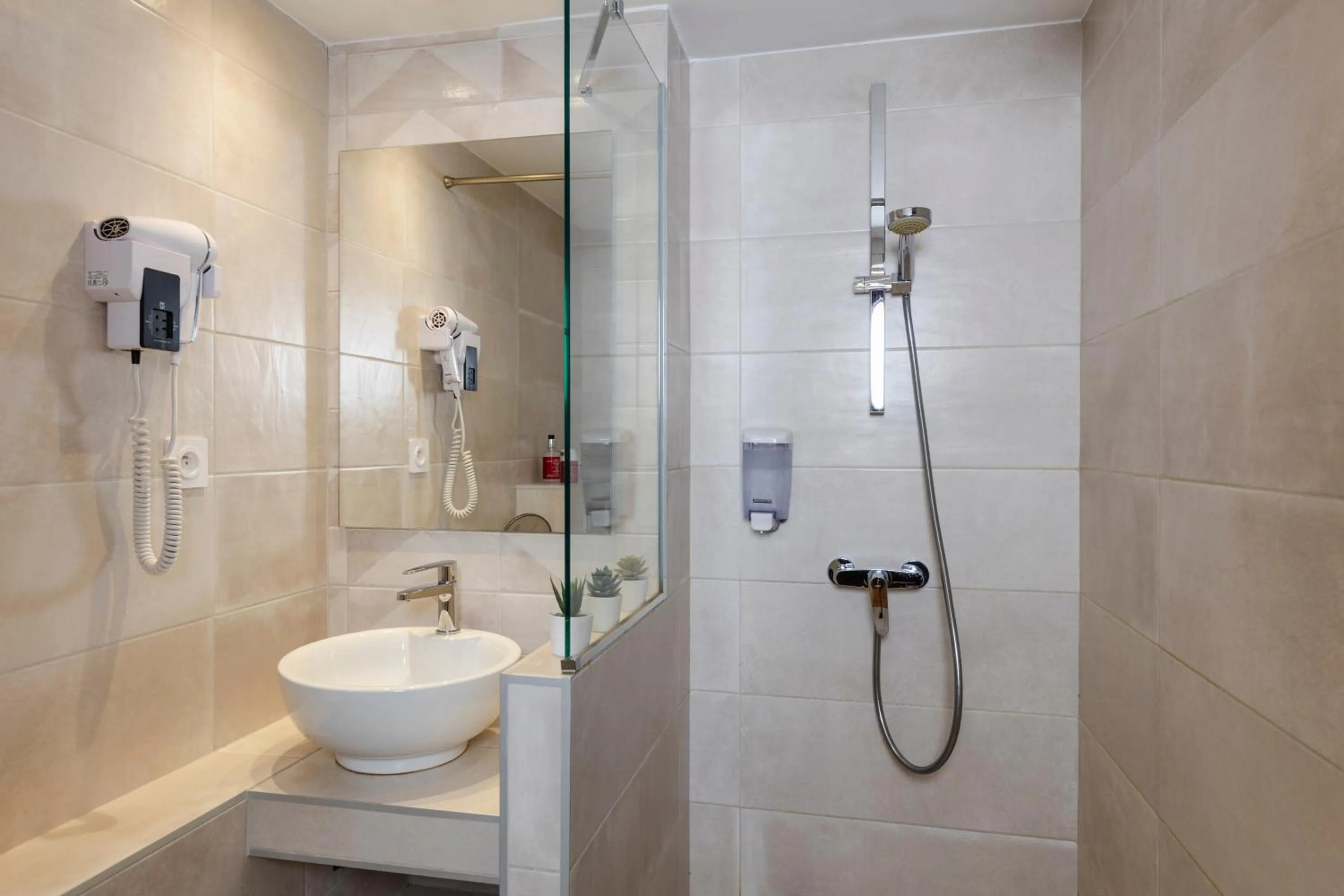 Shower in Le Saint Antoine