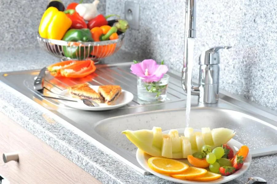 Kitchen or kitchenette in Hotel Eden Park Pau Est, avec Piscine