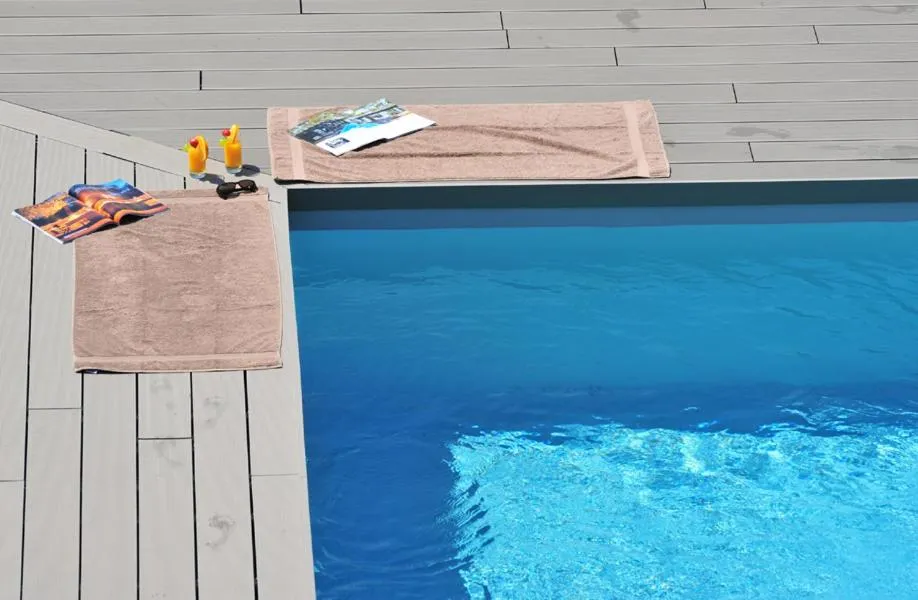 Swimming pool in Hotel Eden Park Pau Est, avec Piscine