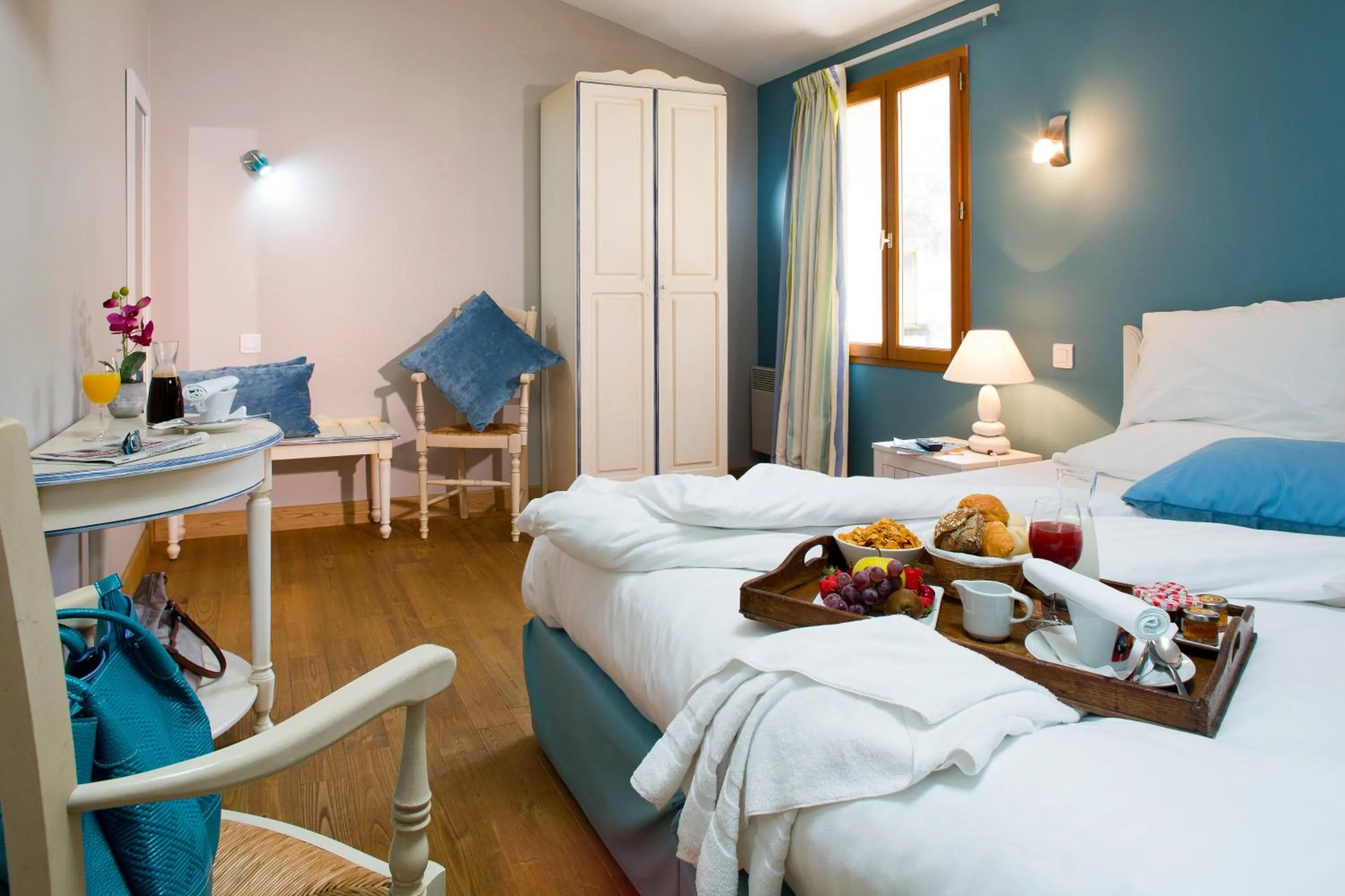 Photo of the whole room, Bed in Logis hotel les flots bleus