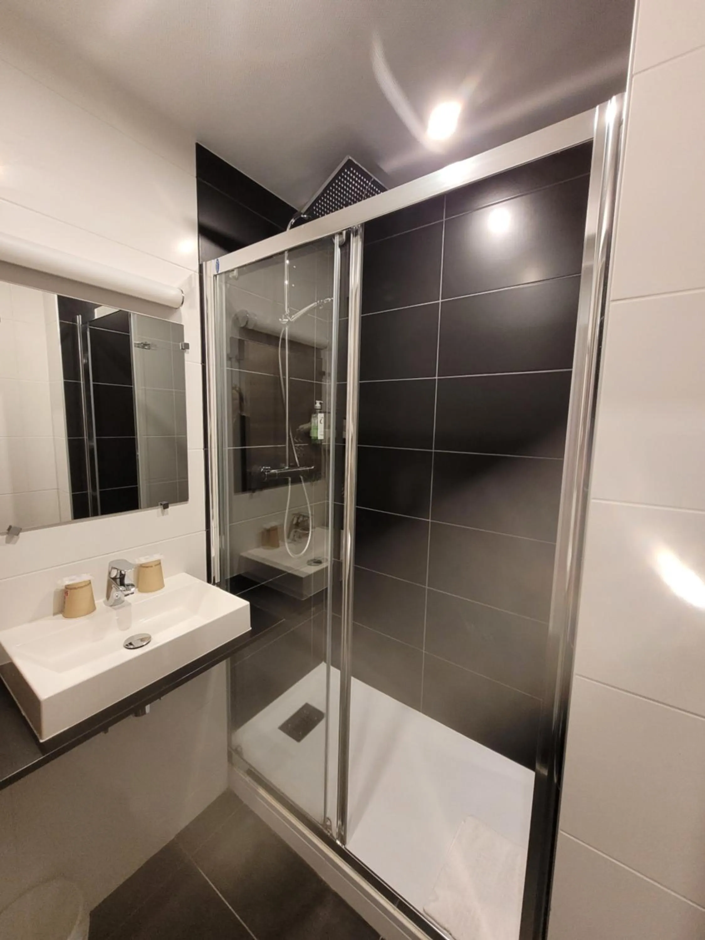 Bathroom in The Originals City, Hôtel Novella, Nantes Centre Gare