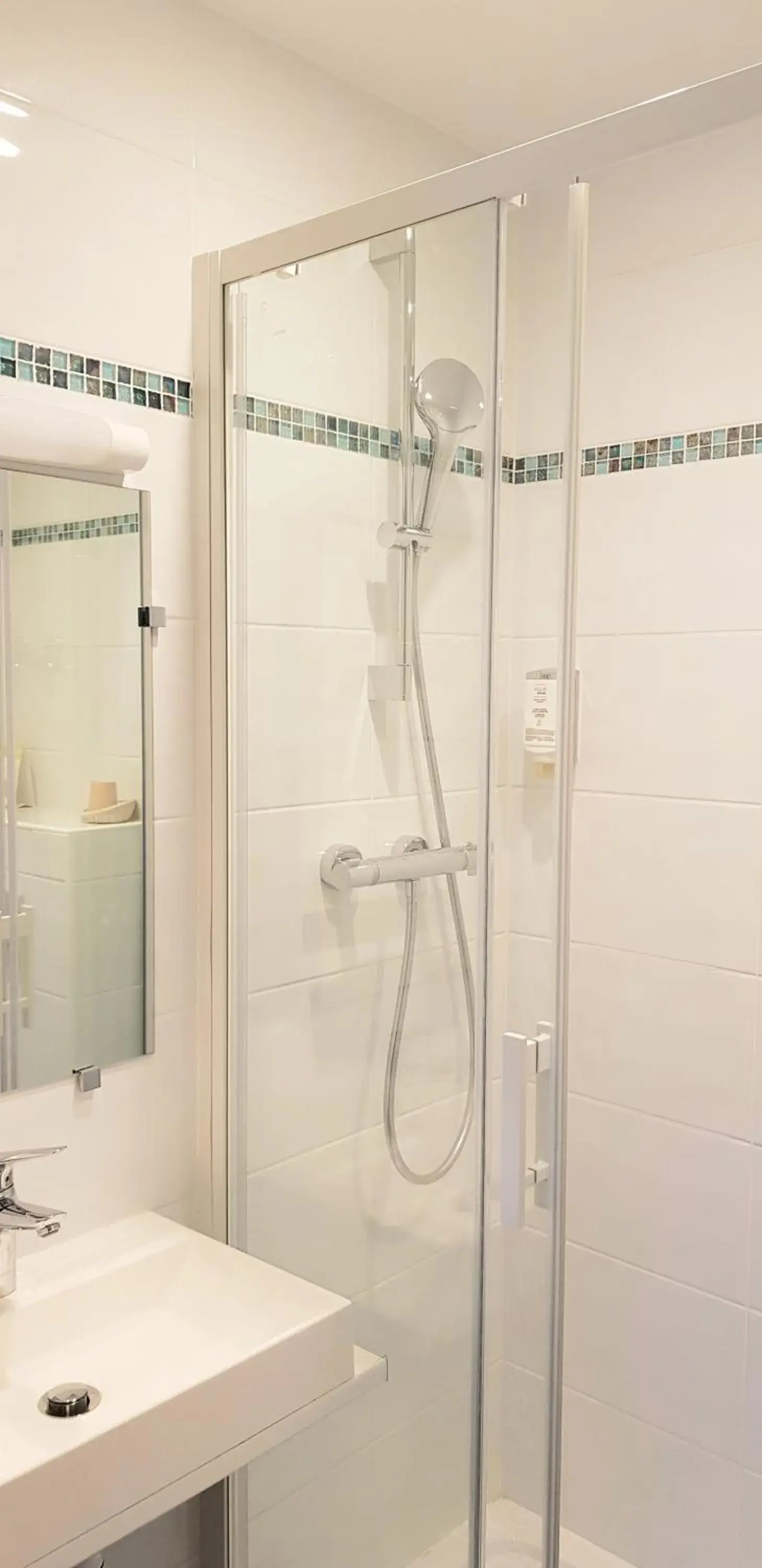 Shower in The Originals City, Hôtel Novella, Nantes Centre Gare Shower in The Originals City, Hôtel Novella, Nantes Centre Gare