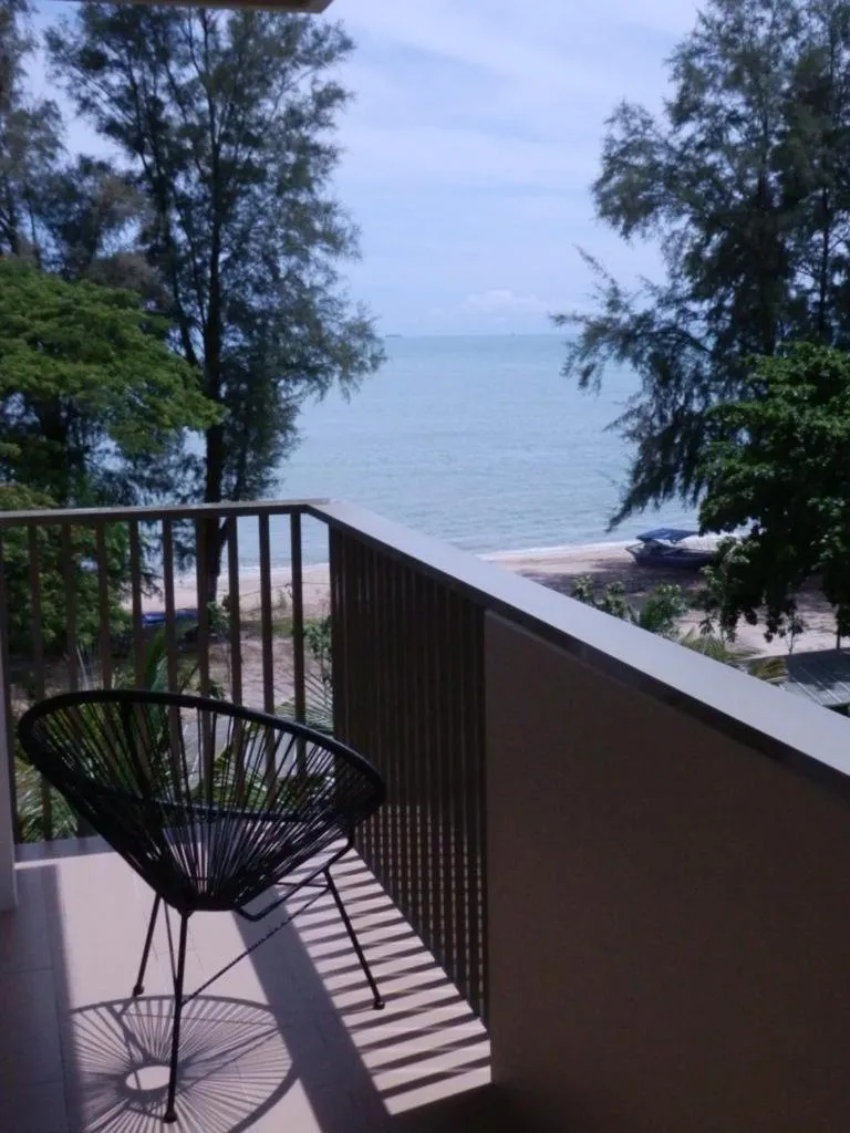 Day in By the Sea- Pool and Sea View