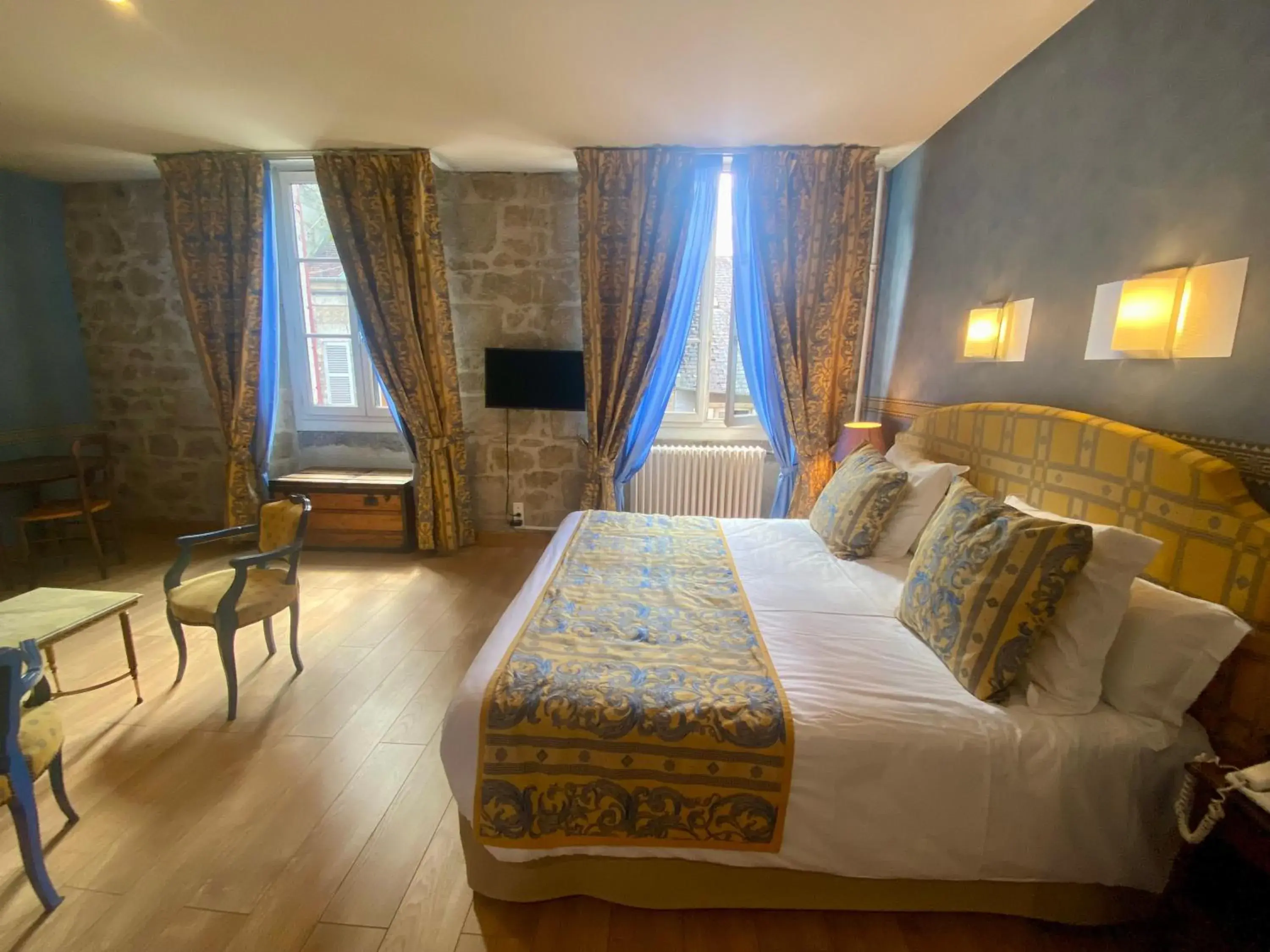 Deluxe Room in Hôtel Le France Deluxe Room in Hôtel Le France