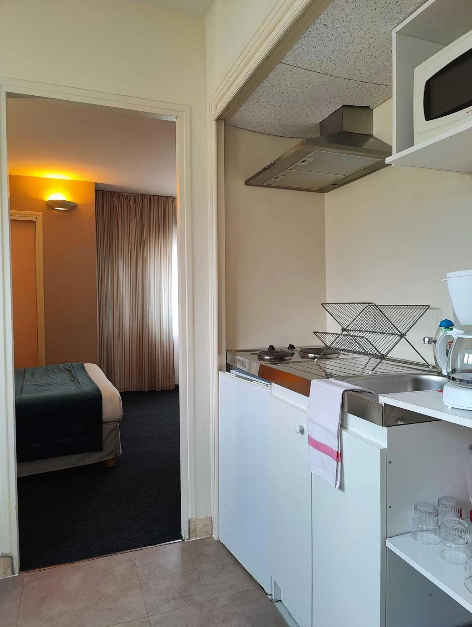 Kitchen or kitchenette in Logis Hôtel Cartier