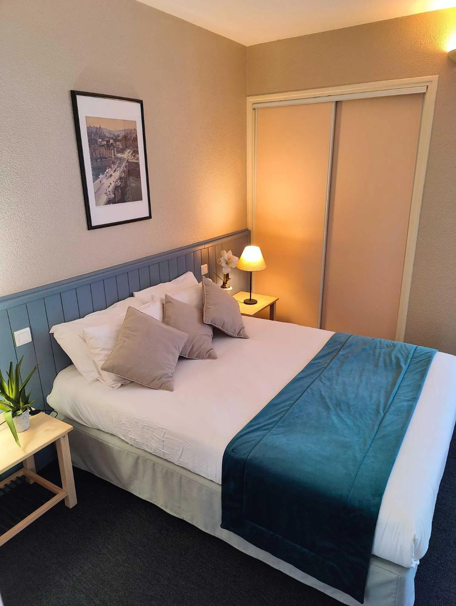 Bed in Logis Hôtel Cartier